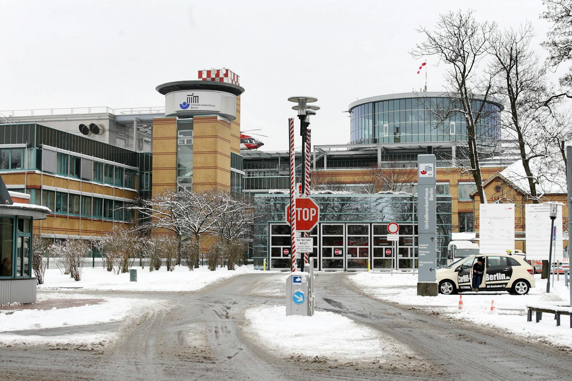 Das Unfallkrankenhaus Berlin im Winter: Wegen zahlreicher Glätte-Unfälle arbeiten Ärzte und Rettungsteams derzeit am Limit.