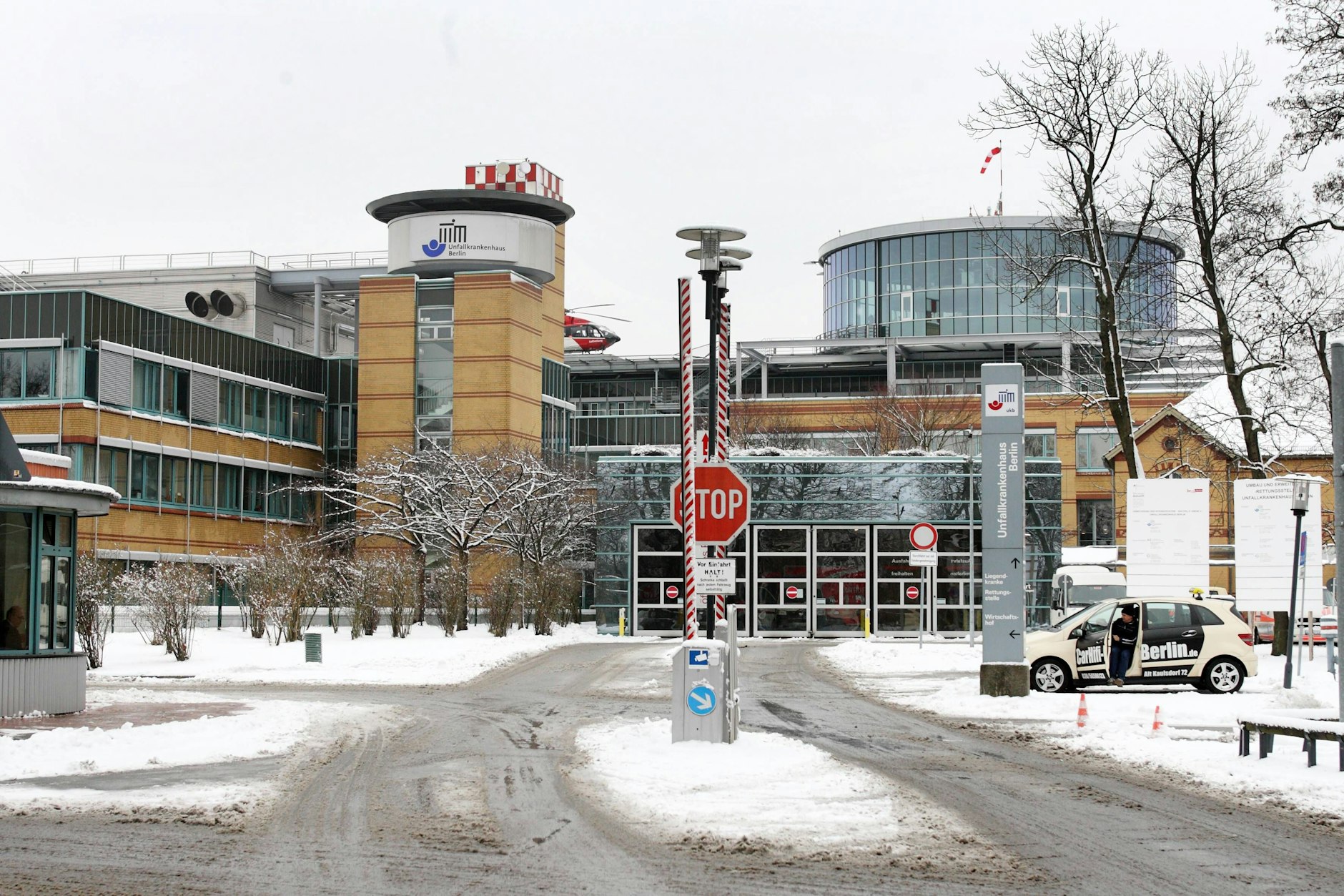 Das Unfallkrankenhaus Berlin im Winter: Wegen zahlreicher Glätte-Unfälle arbeiten Ärzte und Rettungsteams derzeit am Limit.