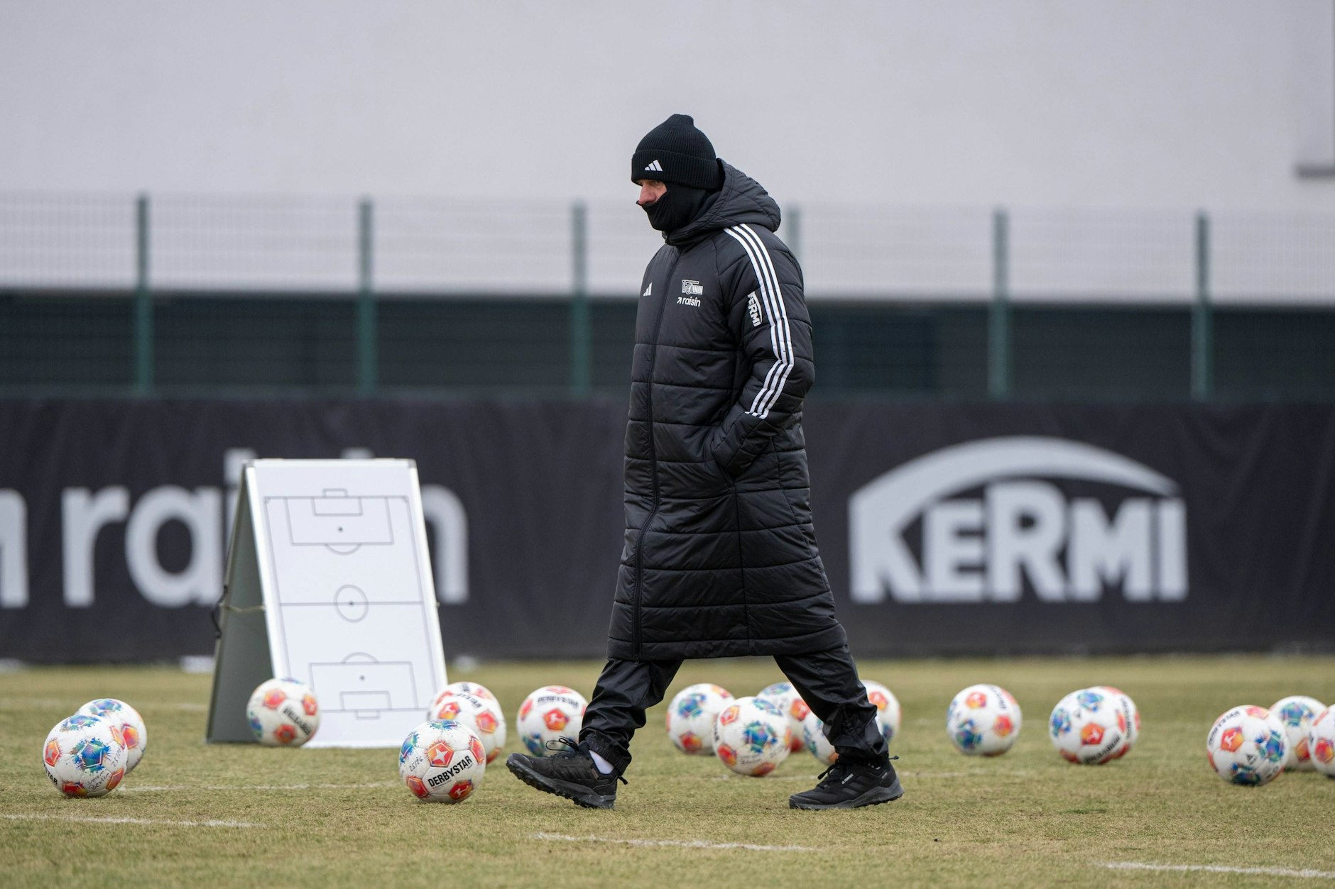 Wenn selbst Trainer Steffen Baumgart so dick eingepackt ist, muss es wirklich kalt sein. Gegen Frankfurt erwartet er trotzdem eine „heiße Partie“.