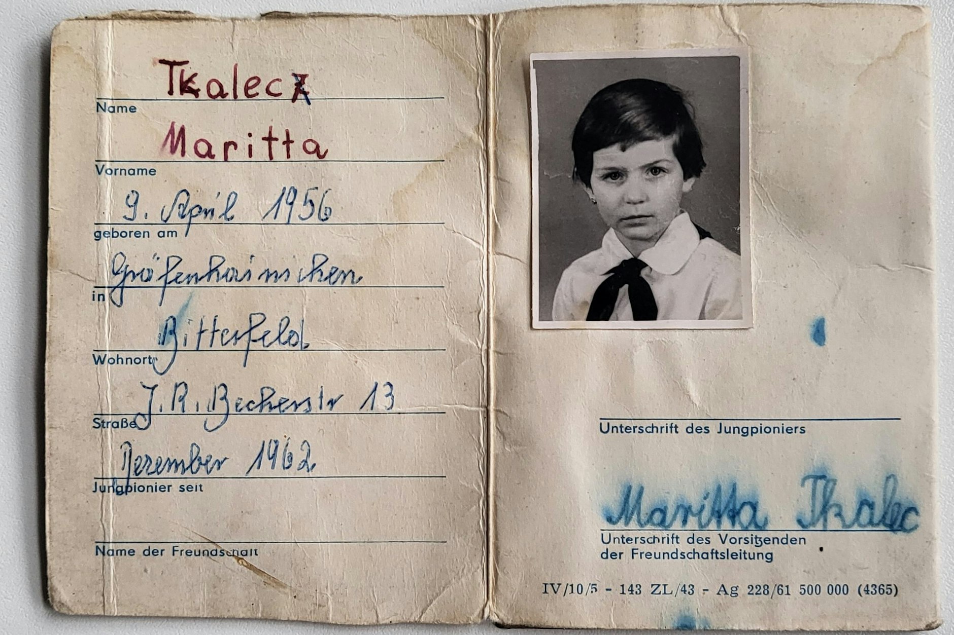 Pionierausweis Maritta Tkalec von 1962. Mit dem Familiennamen hatten immer alle Probleme, so auch die ausstellende Pionierleiterin. Sie schrieb Tcalecz, der Vater wagte Korrekturen im Dokument.
