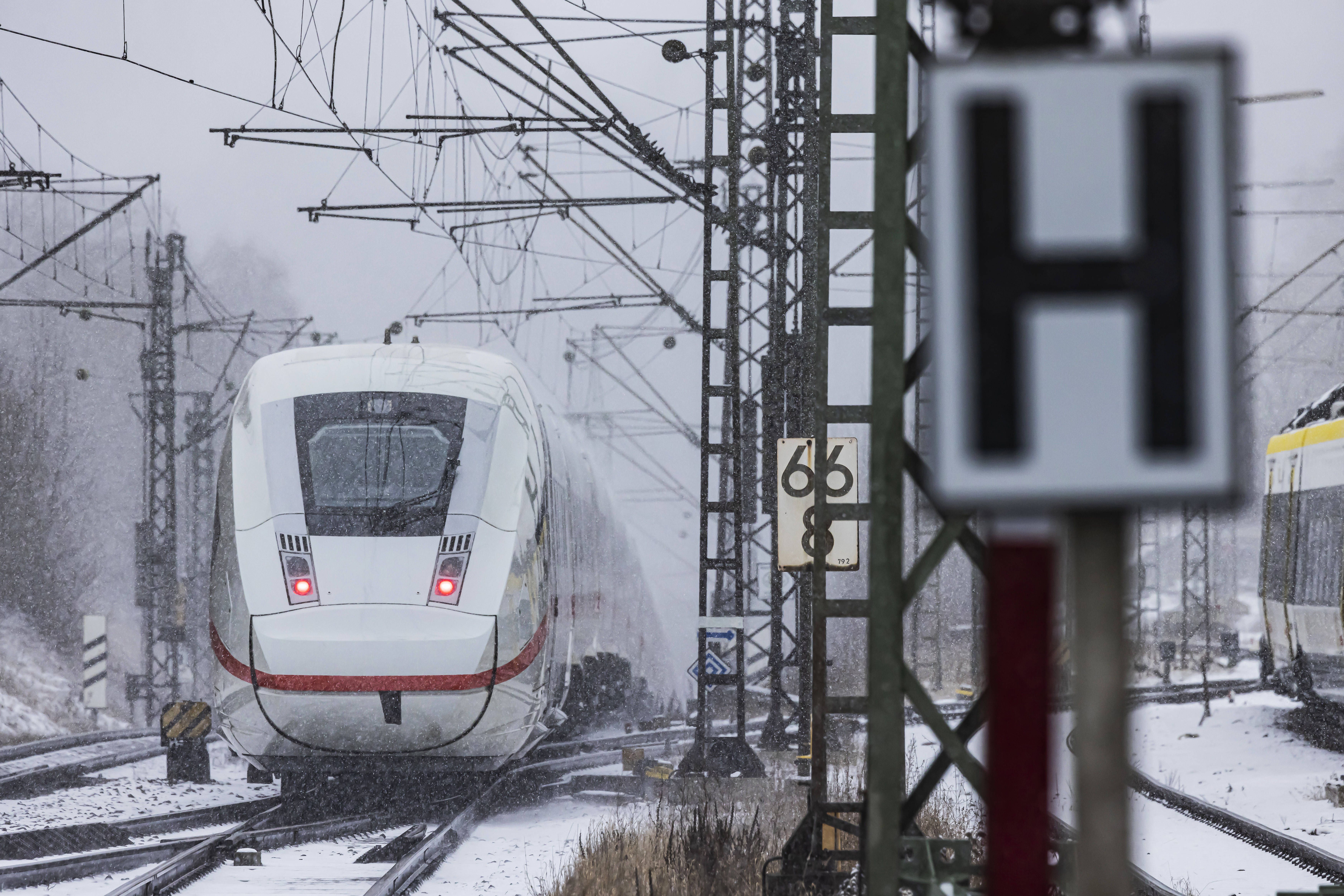 Image - ICE zwischen Berlin und Hannover fallen aus: Fernverkehr wegen Wintereinbruch unterbrochen