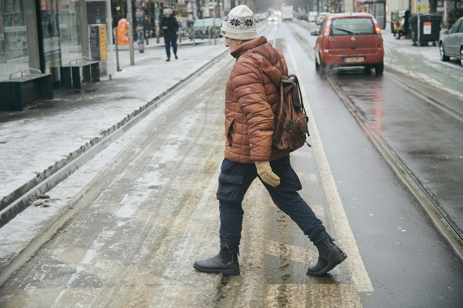 Streusalz darf man auf Berlins eisigen Straßen doch nicht benutzen.