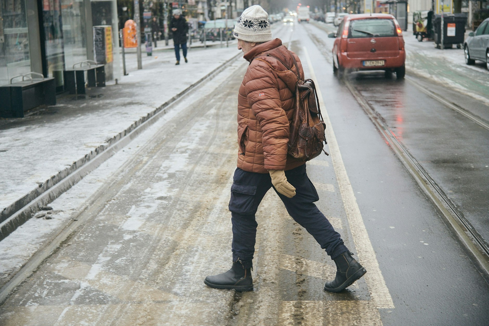 Streusalz darf man auf Berlins eisigen Straßen doch nicht benutzen.