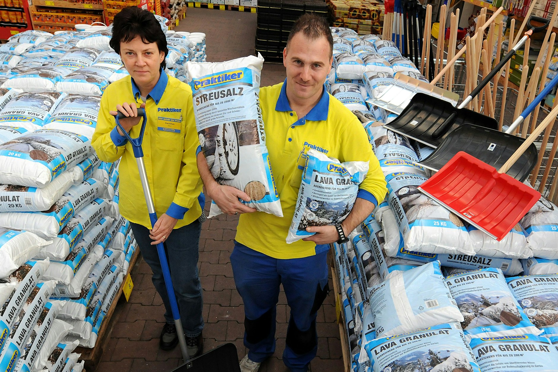 Schon seit Jahren gibt es Streusalz im Baumarkt. In diesem Jahr ist es vielerorts ausverkauft – doch in Berlin ist das Streuen mit Salz für Privatpersonen untersagt.