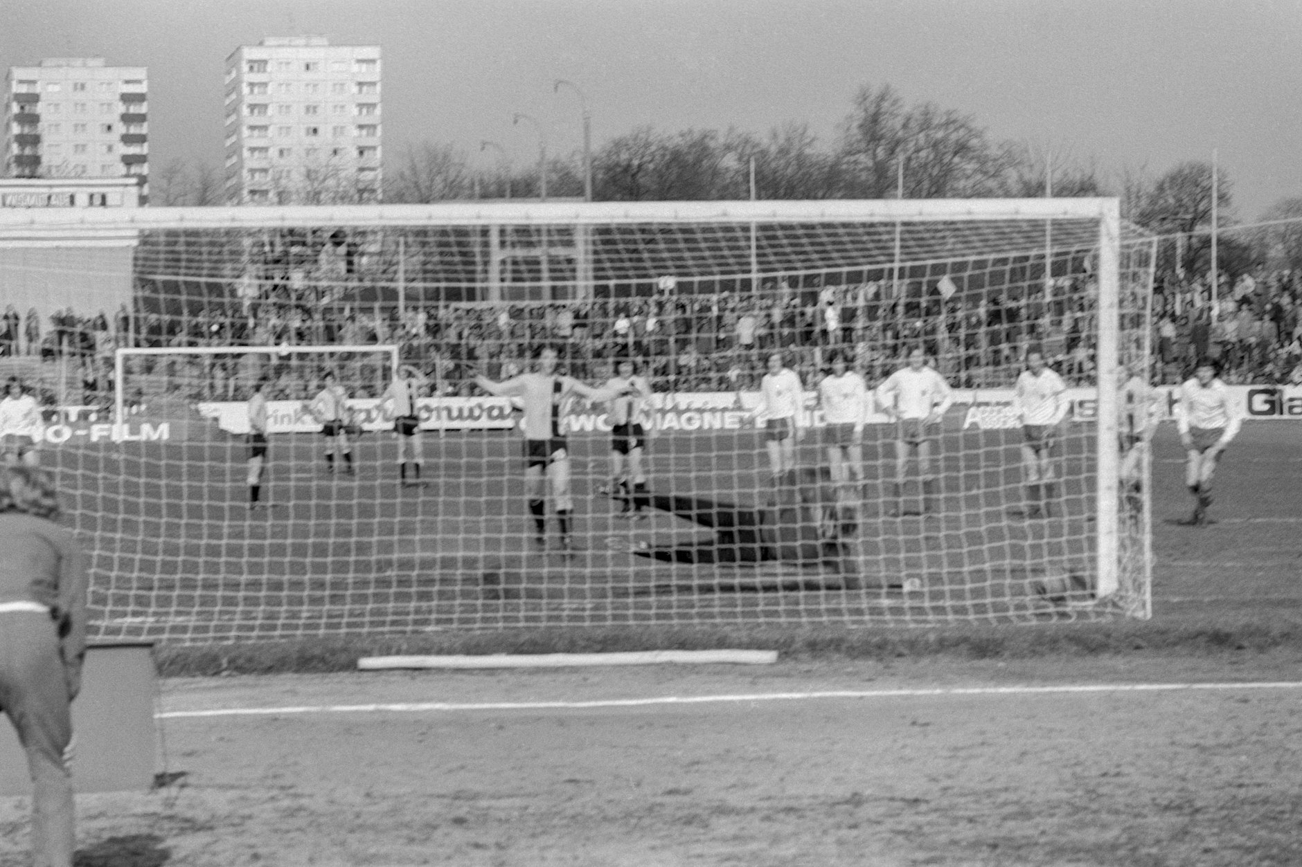 DDR-Oberliga-Spiel am 8.3.1975 zwischen der SG Dynamo Dresden und Wismut Aue