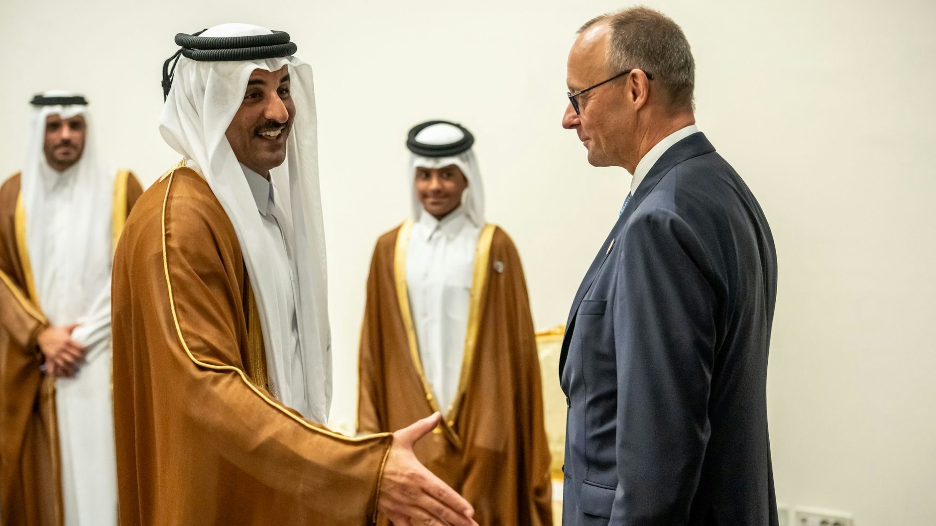 Friedrich Merz im Gespräch mit Katars Emir Tamim bin Hamad Al Thani beim Gaza-Gipfel in Ägypten im Oktober 2025