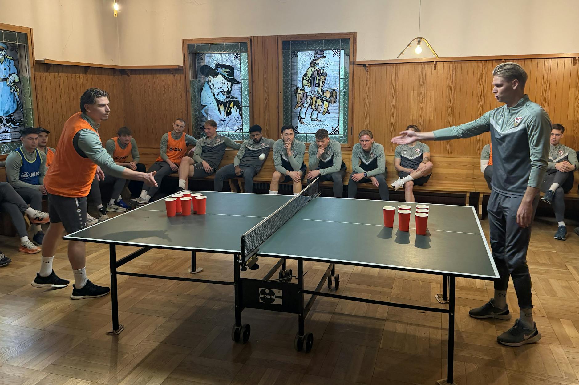 Leander Fritzsche und Joey Breitfeld (r.) vom BFC Dynamo geben beim Bier-Pong alles.