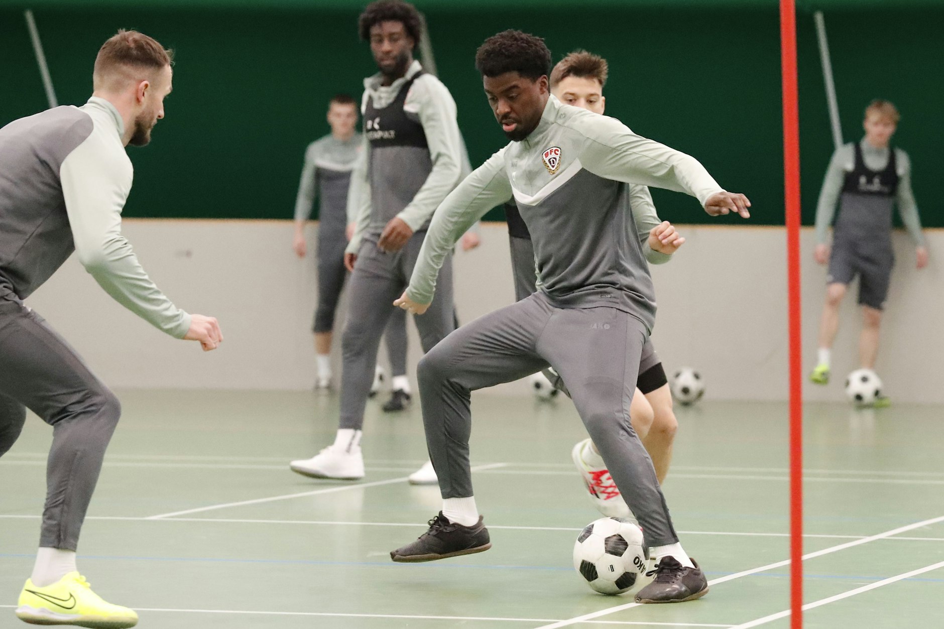 Lloyd-Addo Kuffour, jüngster BFC-Neuzugang, ist beim Training in der Halle schon mit am Ball.