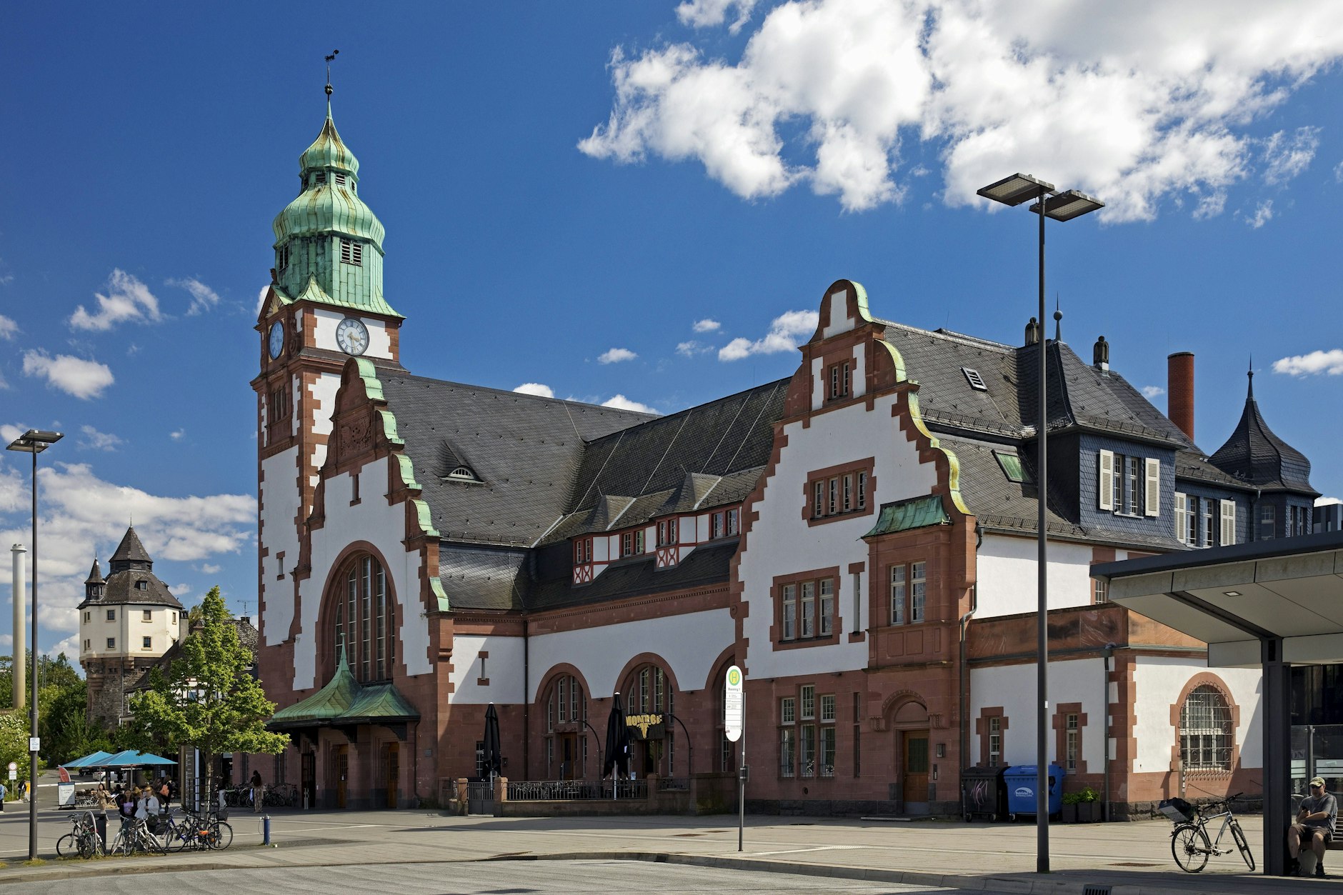 Der Schwerverletzte wurde am Bahnhof in Homburg ins Krankenhaus gebracht.