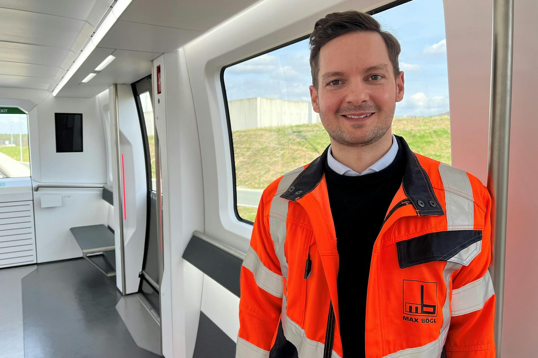 Auf der Teststrecke in Sengenthal unterwegs: Der Ingenieur Andreas Rau, heute Leiter der Hauptstadt-Repräsentanz von Max Bögl, in einem Probezug.