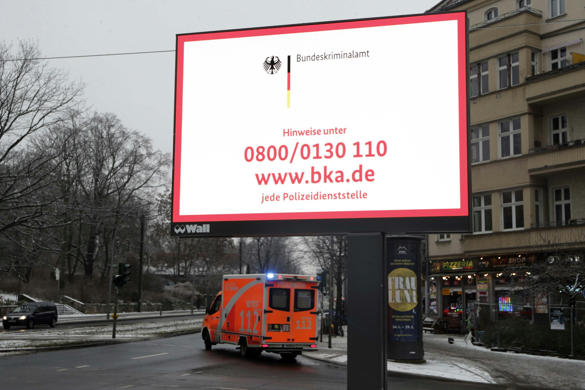 Auf elektronischen Anzeigen ist der Fahndungsaufrug in einer Bildfolge zu sehen, an dessen Ende auch die Nummer für das Hinweistelefon steht.