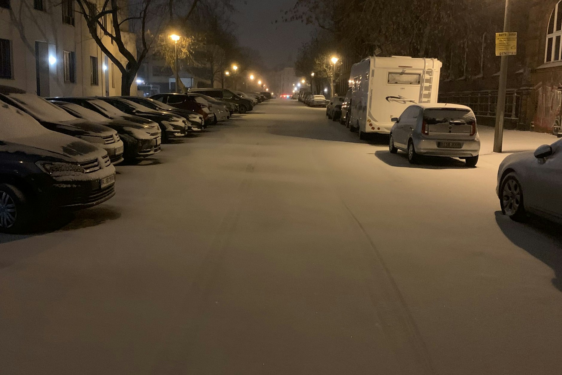 Viele Straßen und Gehwege sind in Berlin noch nicht geräumt: Autofahrer und Fußgänger müssen aufpassen.