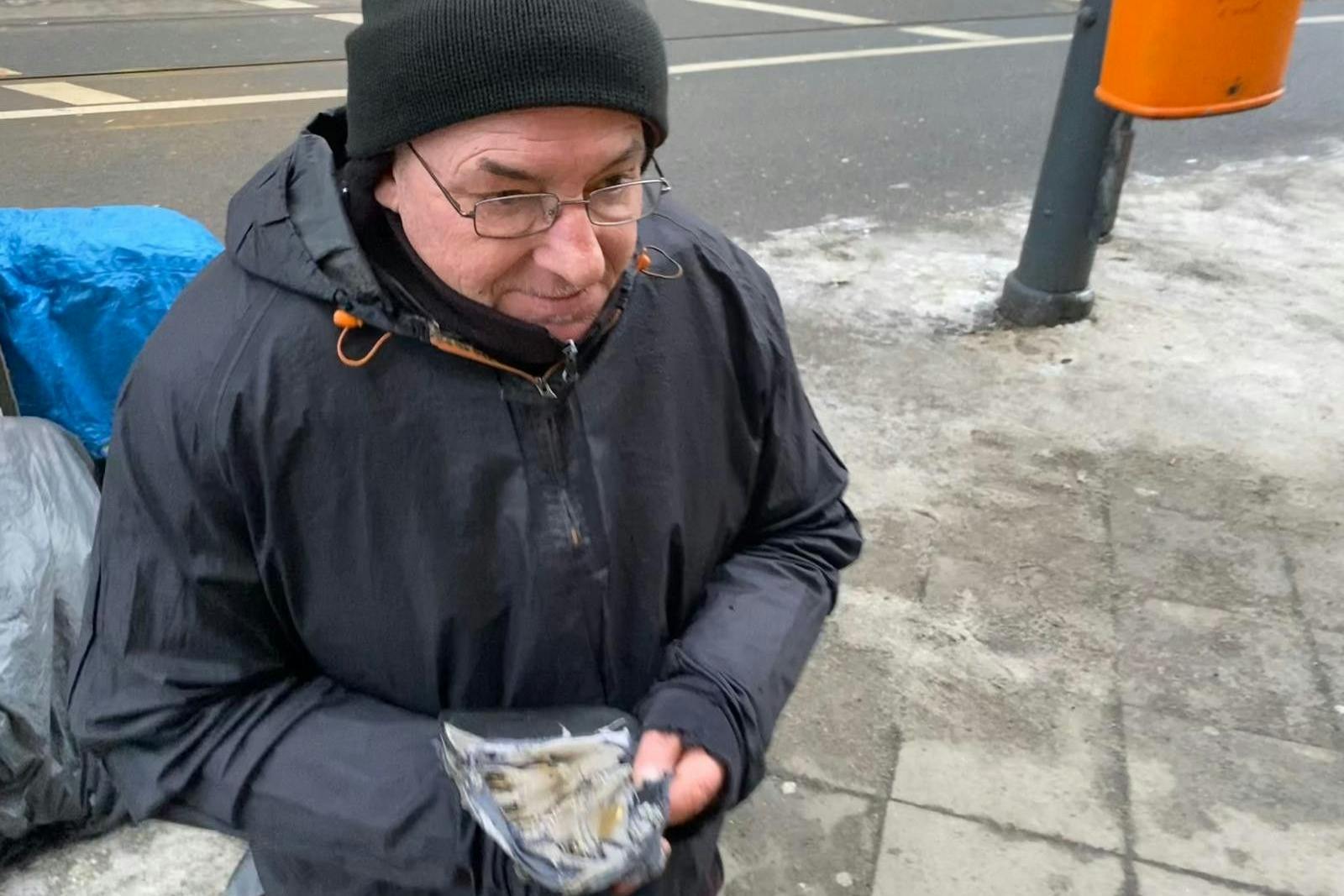 Robert M. (55) bettelt seit einem Jahr am Bahnhof Alexanderplatz in Berlin. Über ihn berichtete der Berliner KURIER.