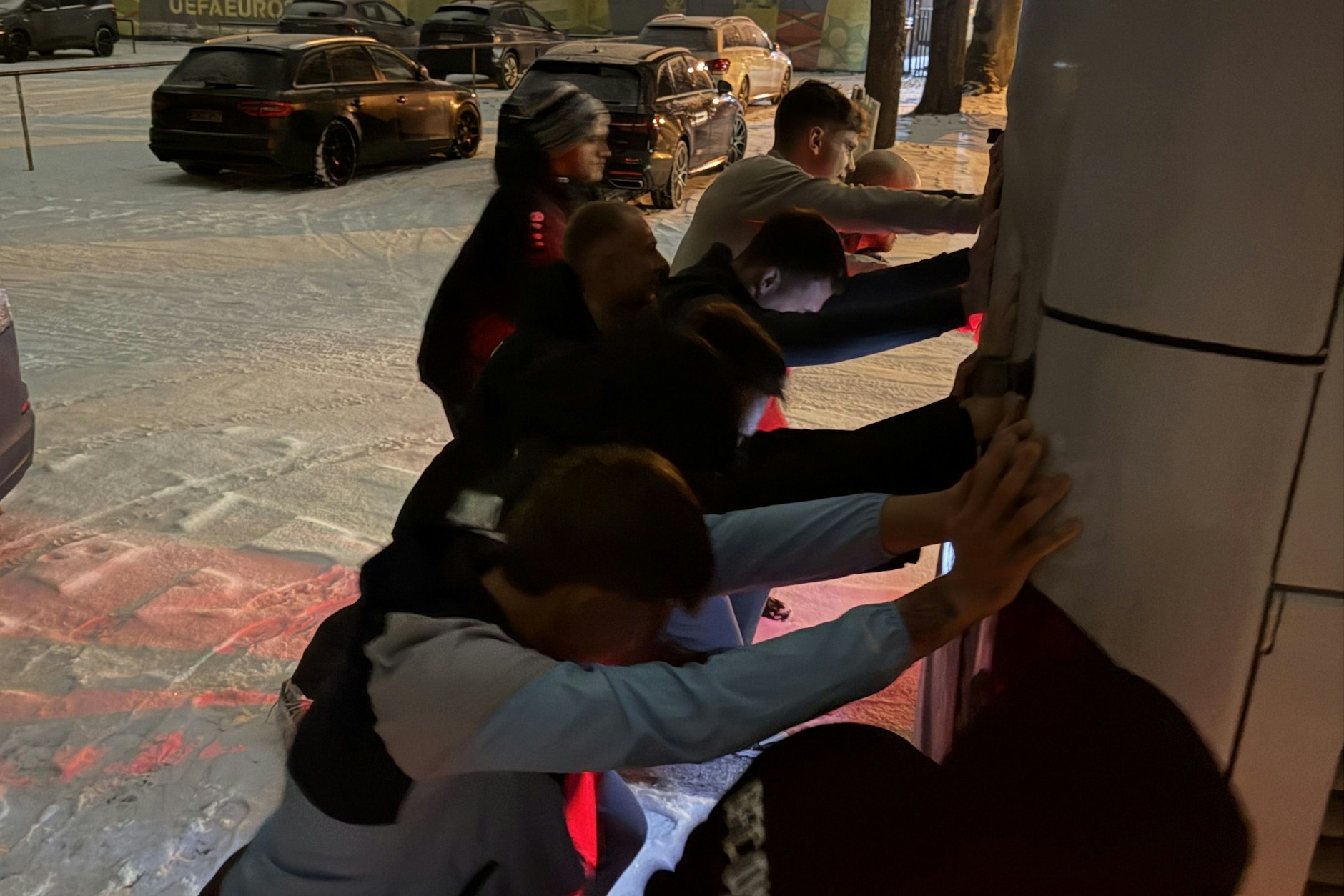 Nach dem Spiel in Neuruppin schieben die Spieler des BFC Dynamo des festgefahrenen Mannschaftsbus frei.