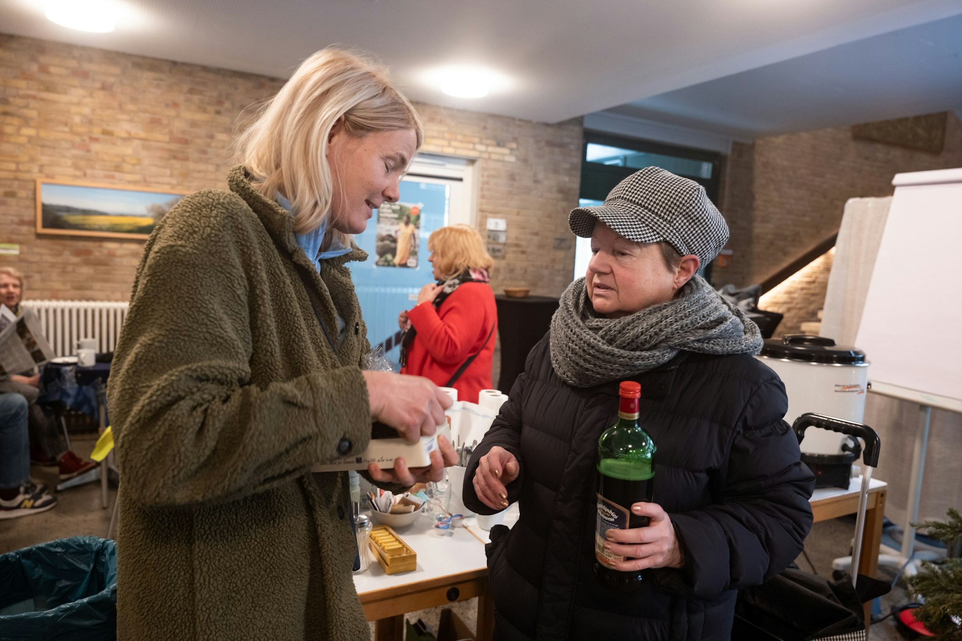 Eine engagierte Zehlendorferin bringt Essen und Dinge des täglichen Lebens zur evangelischen Emmaus-Gemeinde.