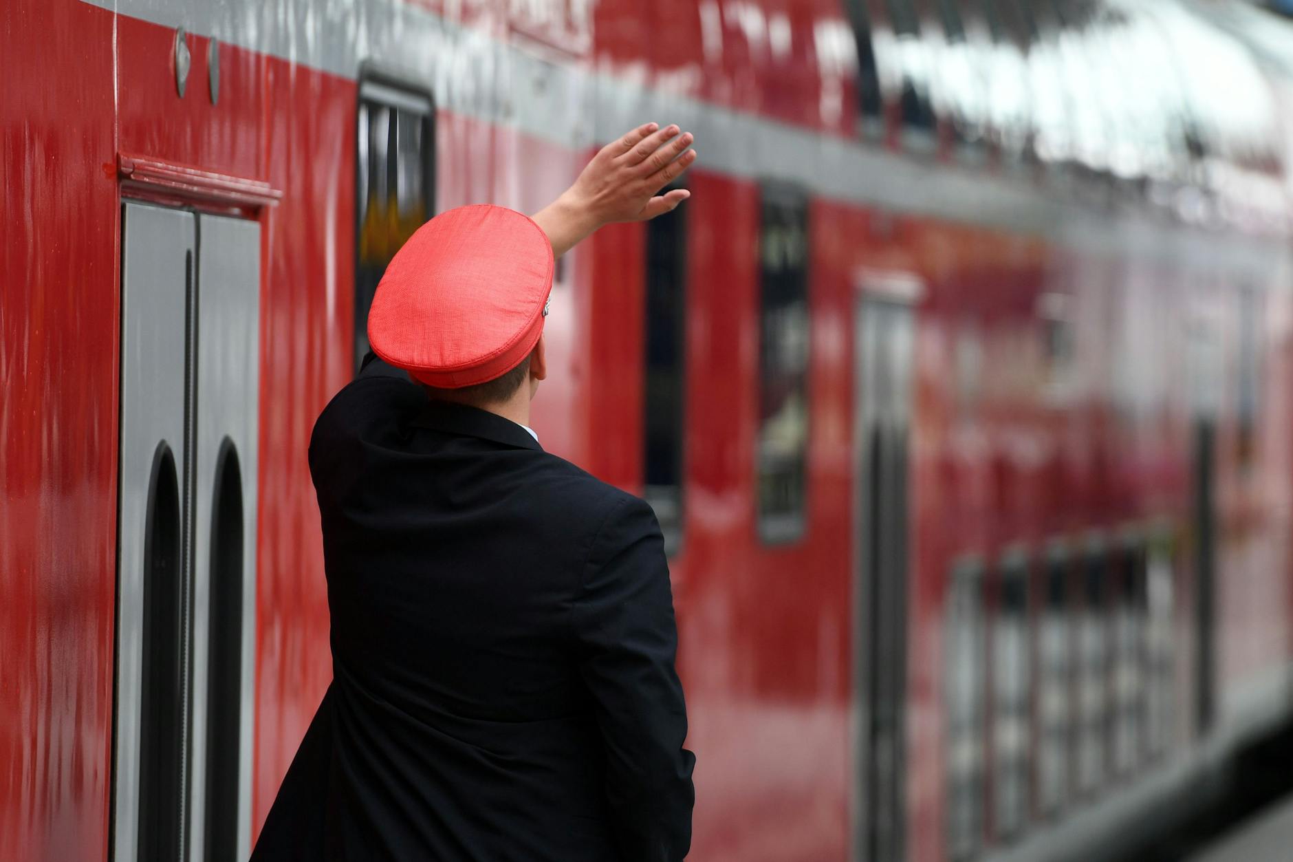 Ein Regionalzug der Bahn wird von einem Schaffner abgefertigt. Bei Kaiserslautern wurde ein Zugbegleiter jetzt von einem Fahrgast zu Tode geprügelt.