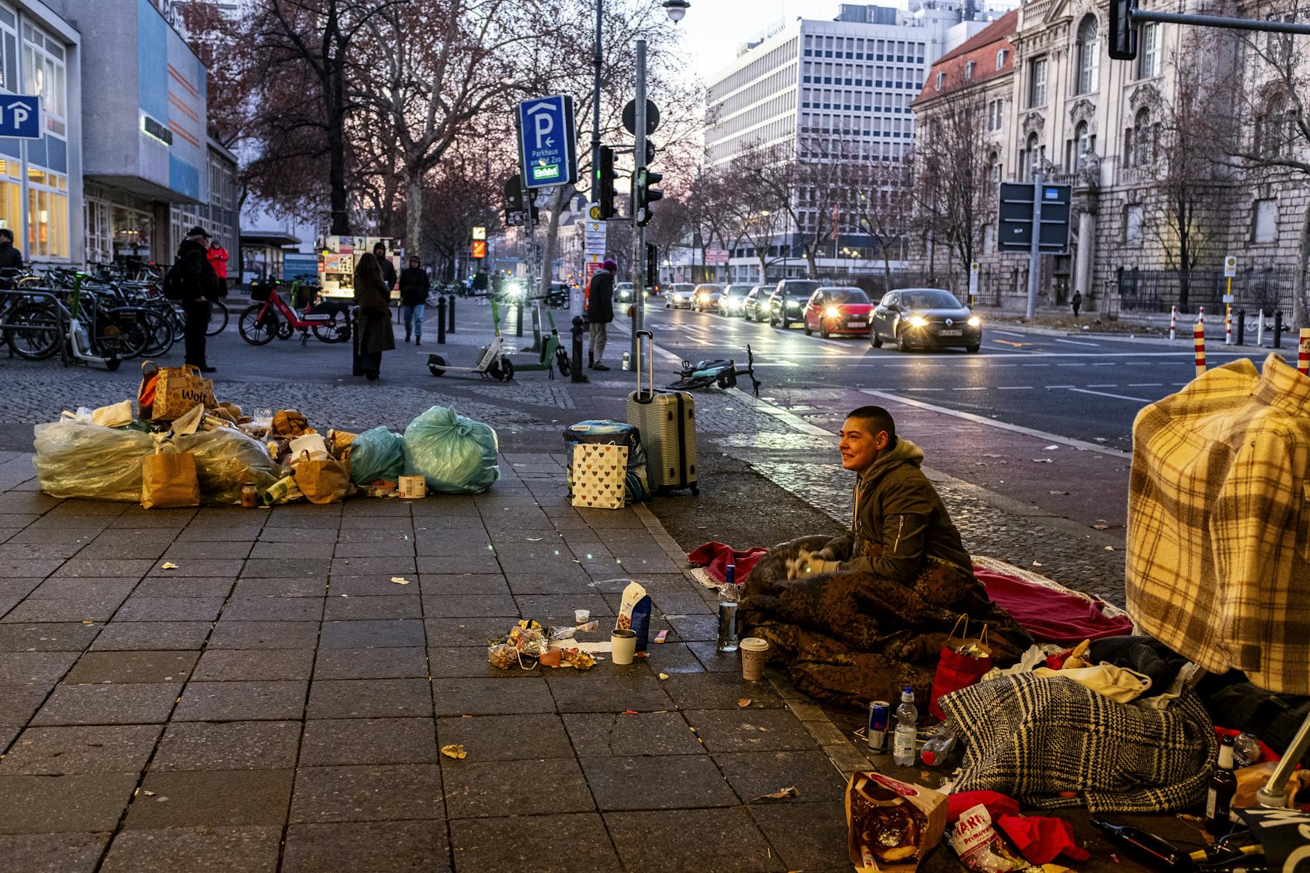 Ein Obdachloser campiert nahe des Theater des Westens.