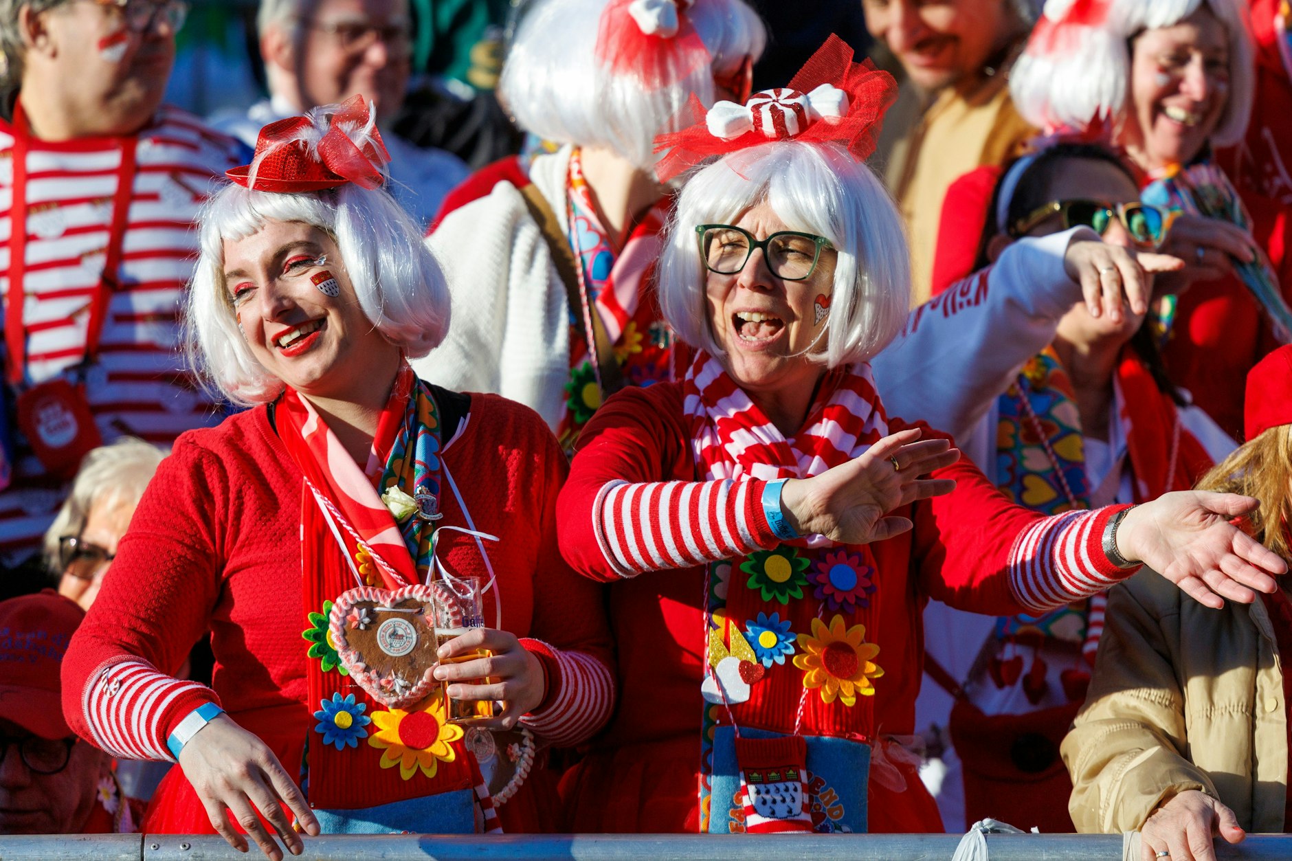 Wie es aussieht, müssen sich diese Närrinnen am Rosenmontag in Köln warm anziehen. Es könnte kalt werden.
