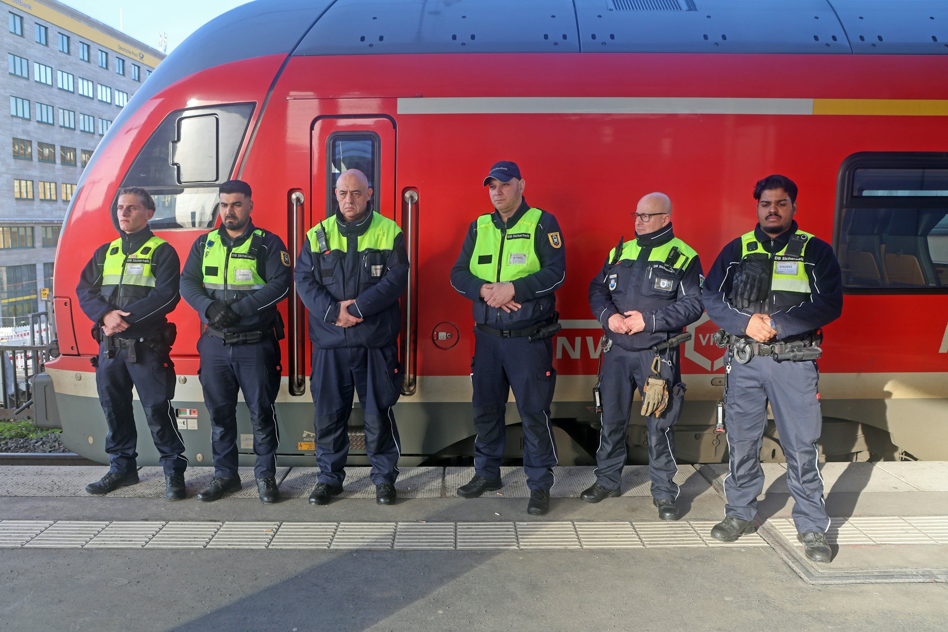 Am Mittwoch um 15 Uhr fand bei der Deutschen Bahn eine Schweigeminute zum Tode des Zugbegleiters Serkan C. statt. Kollegen von der DB Sicherheit stellen sich hier zum Gedenken in einer Gruppe auf.