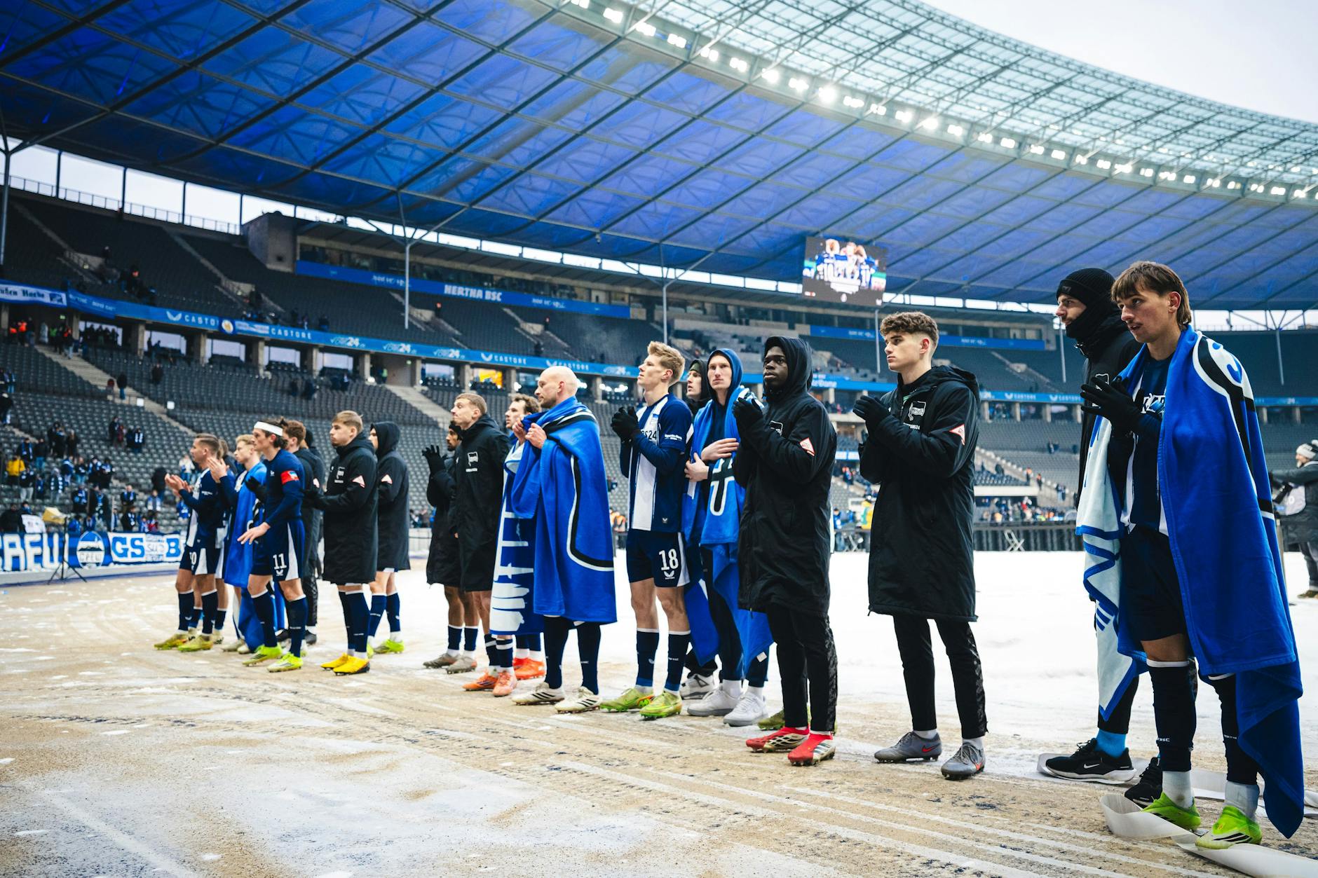 Die Spieler von Hertha BSC gingen vergangenen Sonntag nach dem 2:2 gegen Darmstadt mit hängenden Köpfen zu den Fans in der Ostkurve.