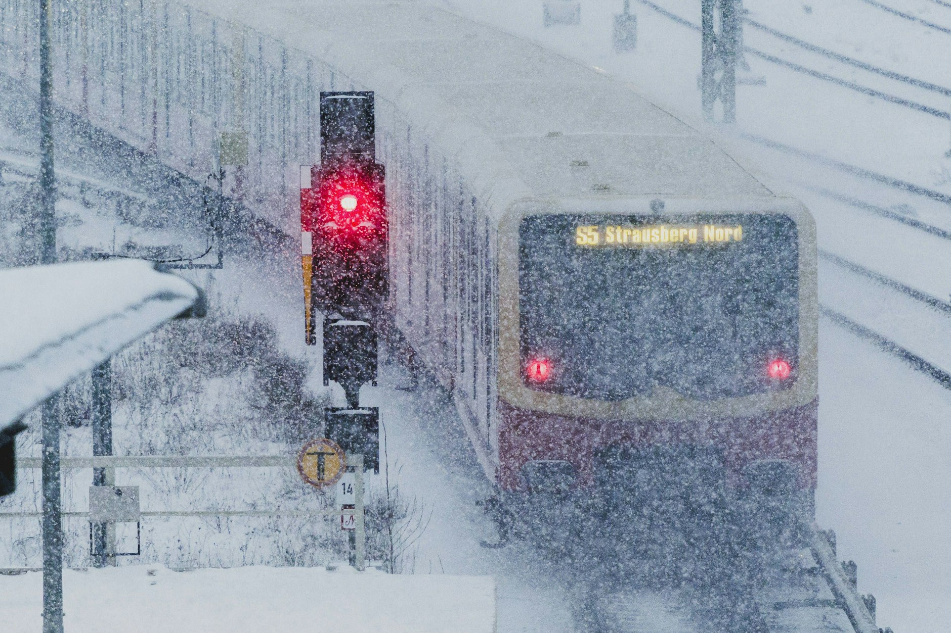Bei der S-Bahn kommt es zu mehreren Störungen durch die Witterungsbedingungen. 