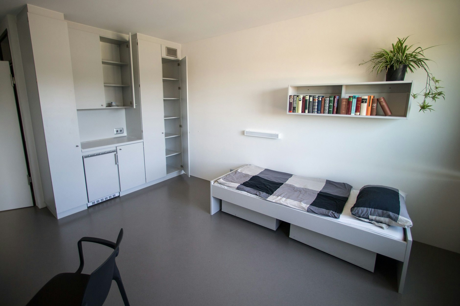 Ein Zimmer der neuen Sicherungsverwahrung in der JVA Tegel in Berlin