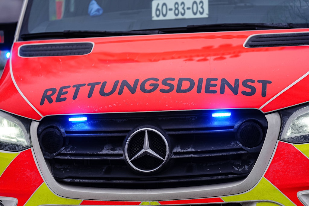 Mann-bricht-in-Halensee-ein-und-stirbt