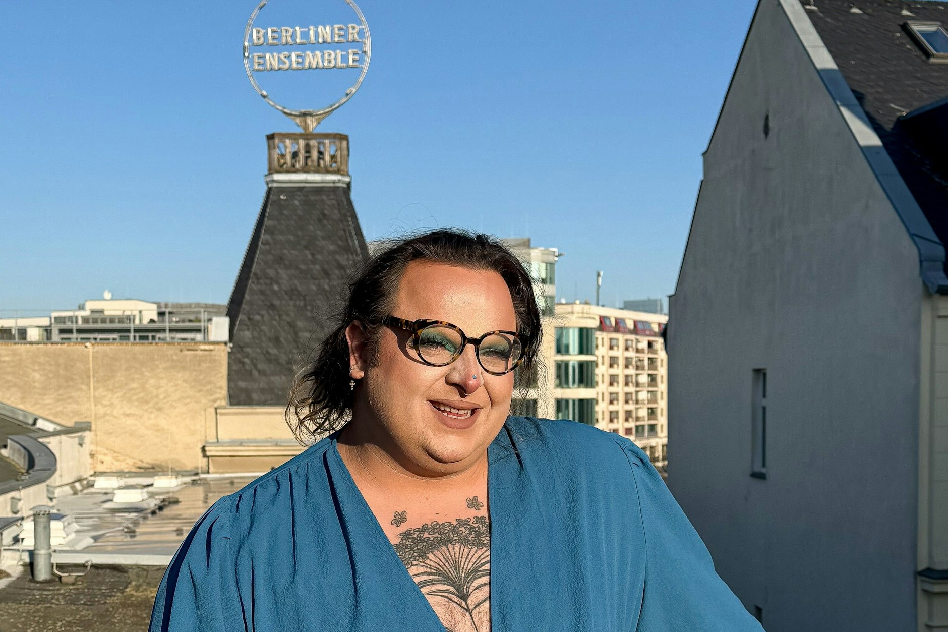 Timur vor dem Berliner Ensemble