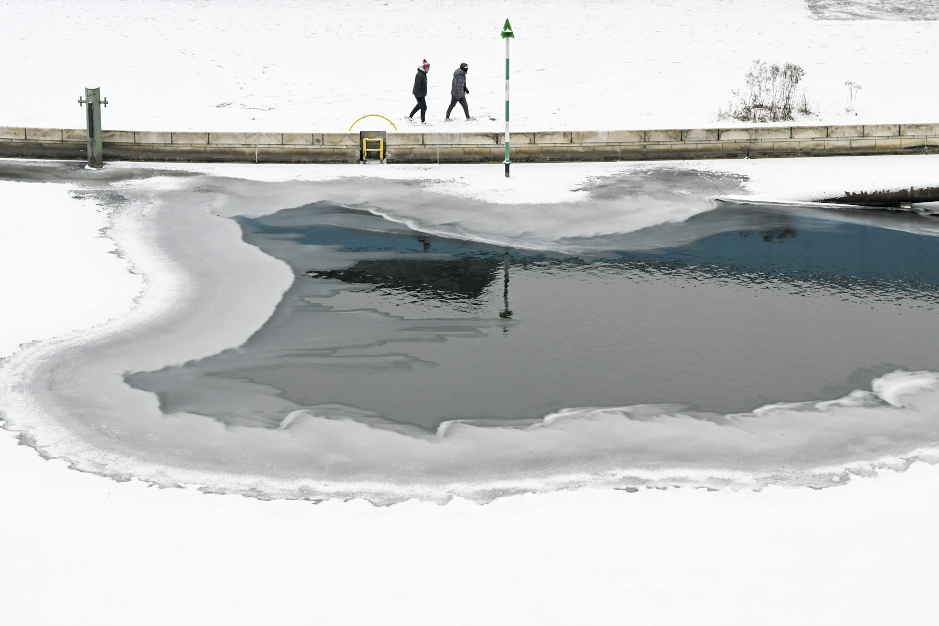 Seen und Teile der Spree sind in Berlin zugefroren.