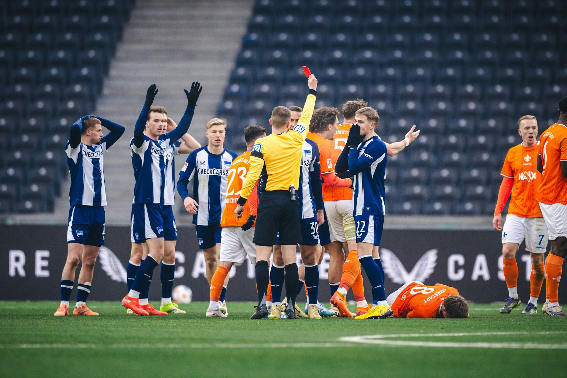 Schiri Florian Lechner zieht Rot gegen Dawid Kownacki, Herthas Spieler sind in dem Moment entsetzt über die Entscheidung.