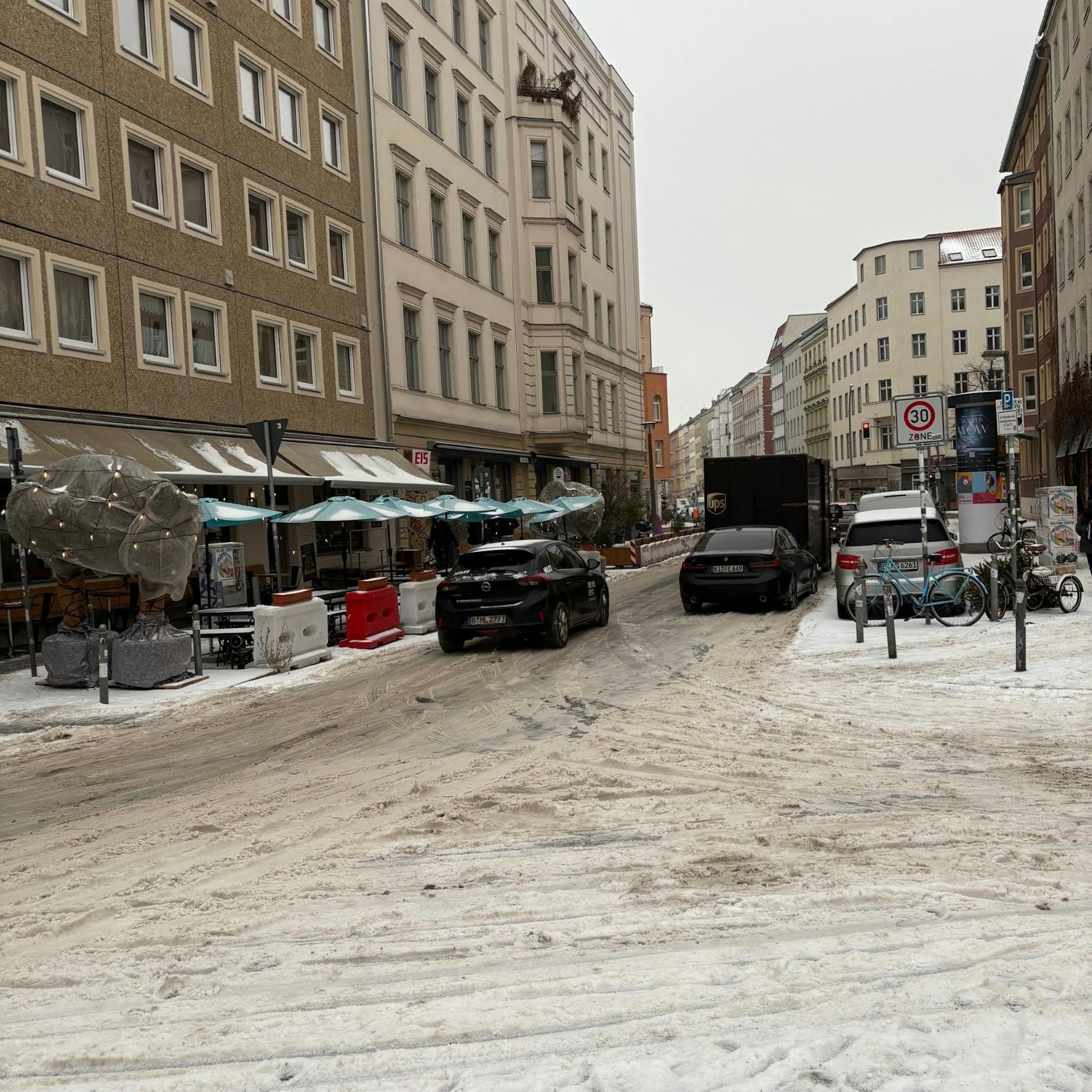 In Berlin Mitte staute sich der Schneematsch auf den Straßen.