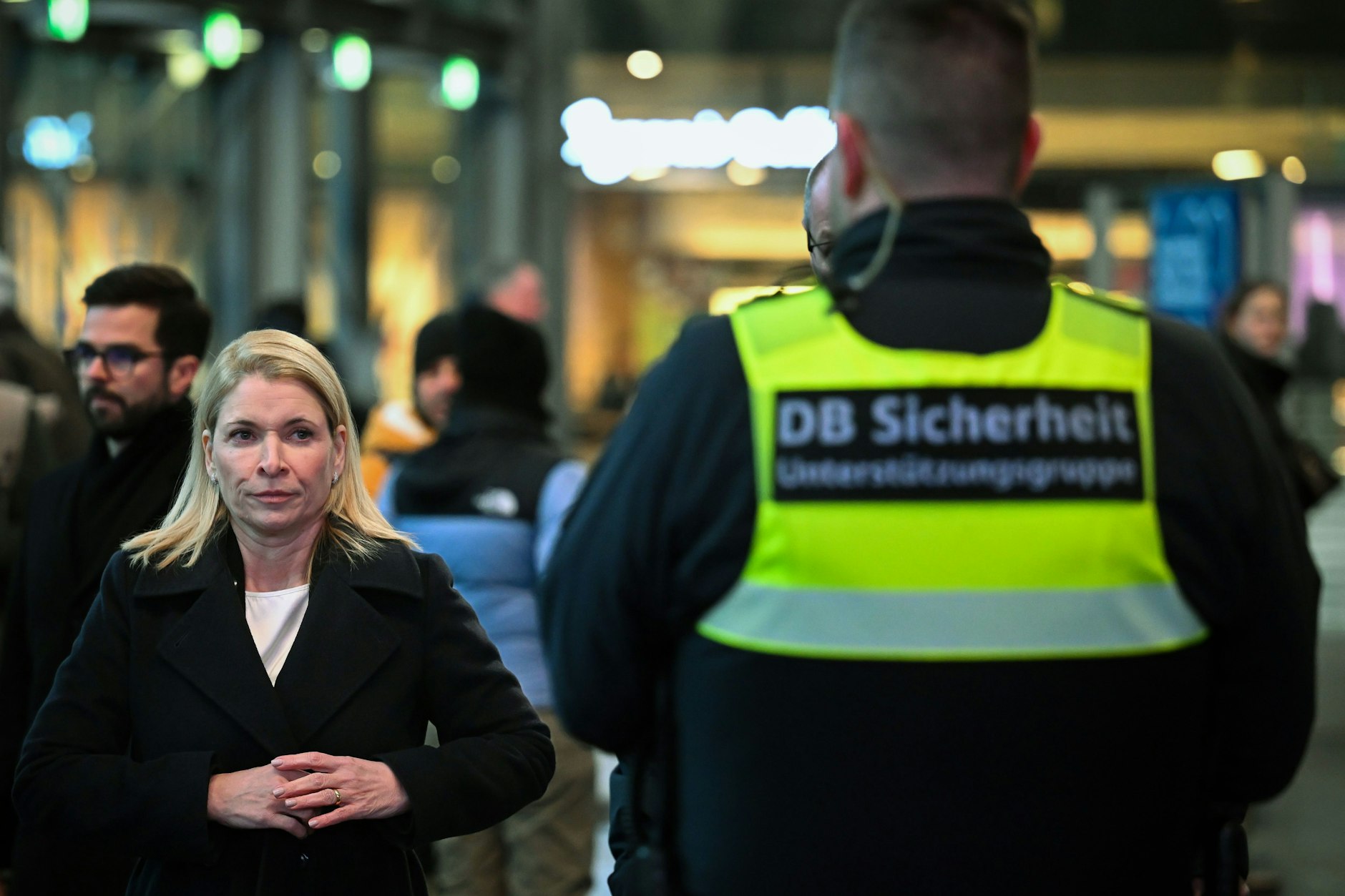 Vorstandsvorsitzende der Deutschen Bahn AG, Evelyn Palla, fordert einen Sicherheitsgipfel für Zugbegleiter.