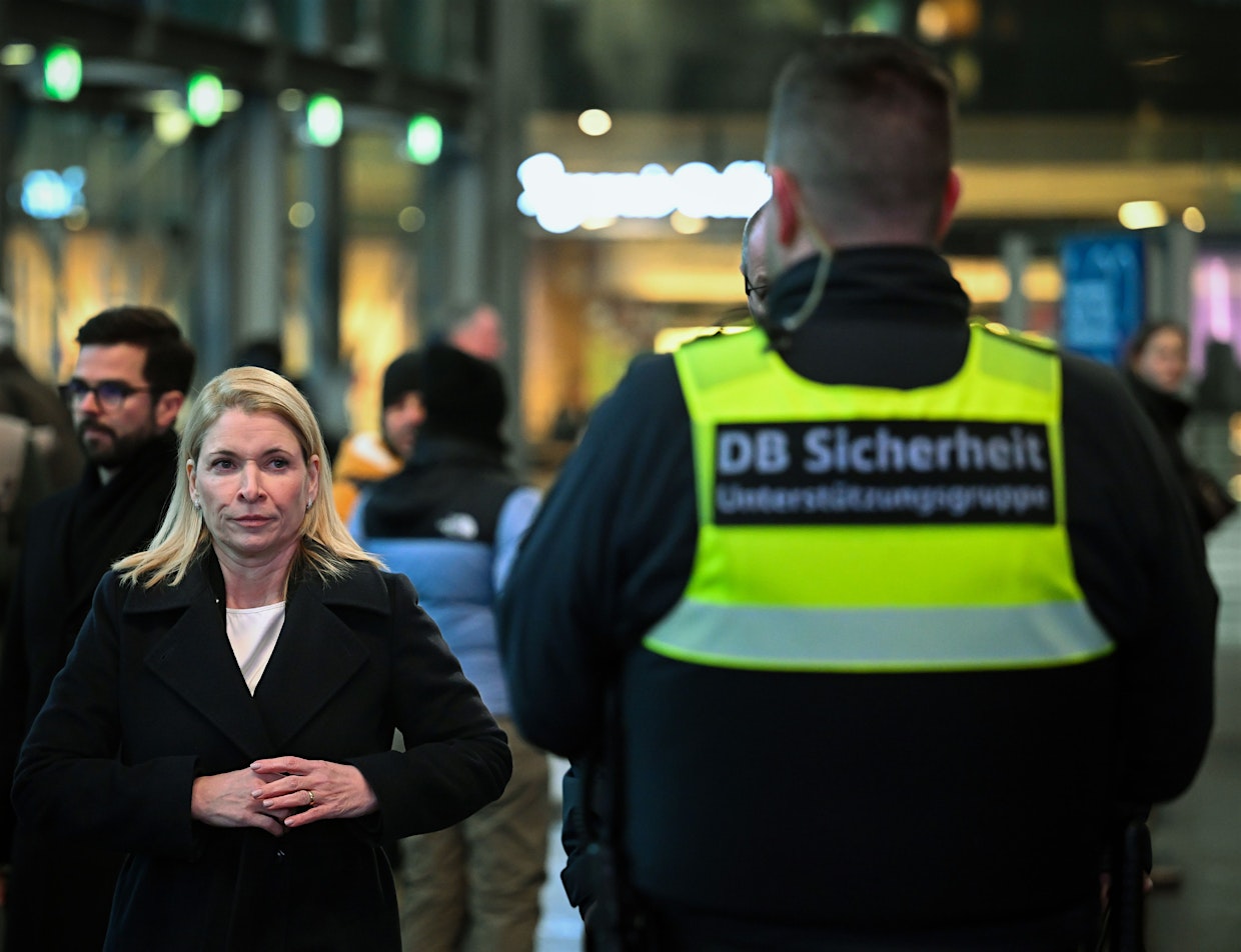 Nach Tod eines Zugbegleiters: Bahn fordert Sicherheitsgipfel