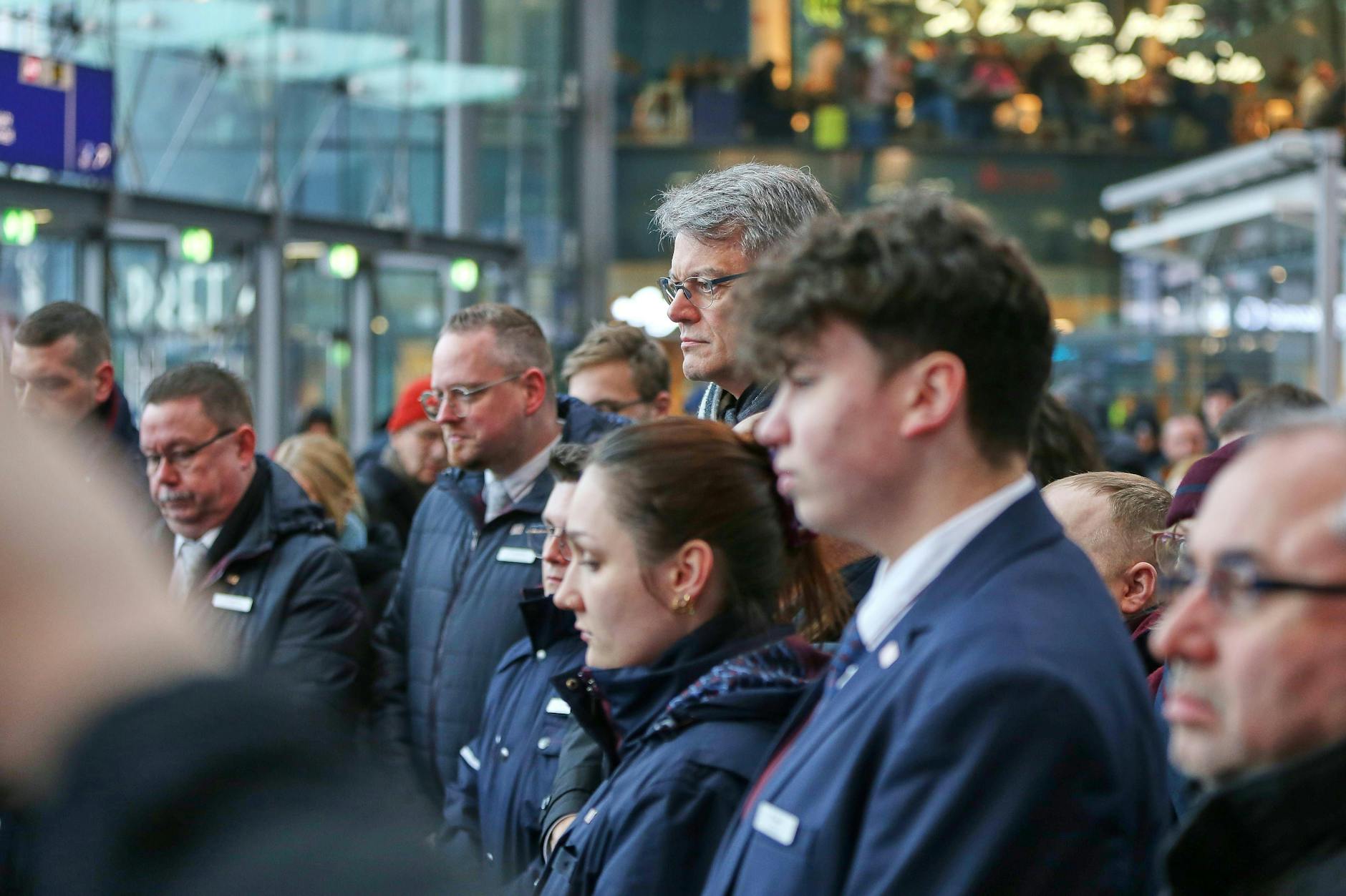 Verkehrsminister Patrick Schnieder (CDU), DB-Personalvorstand Martin Seiler und Bahnmitarbeiter bei einer Gedenkminute im Hauptbahnhof für den getöteten Schaffner.