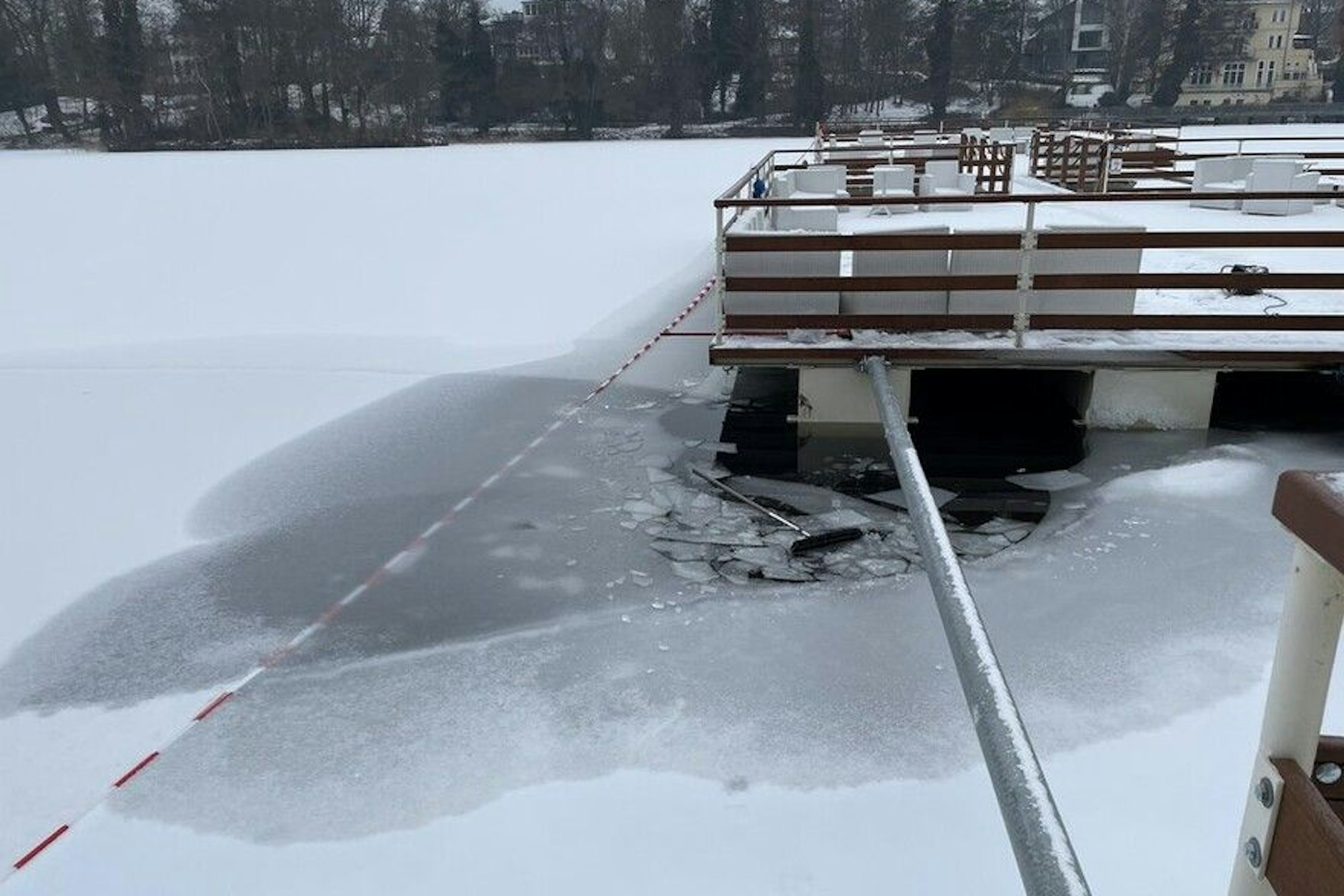 An dieser Stelle ist der Mann in den Berliner See eingebrochen.