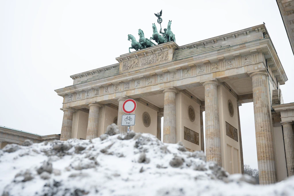 Streusalz-Verbot bei Glatteis: Thüringer Touristen machen sich über Berlin lustig – „Absurdistan“
