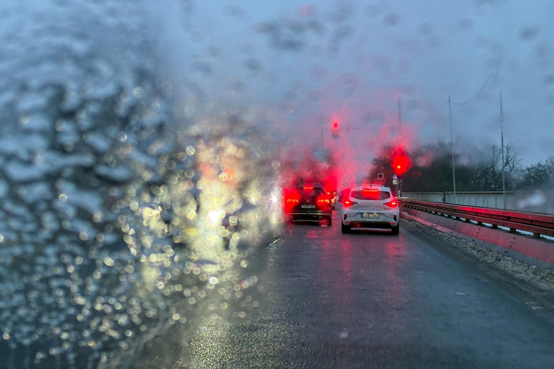Vereiste Windschutzscheiben an Autos drohen auch am Donnerstagabend und am Freitagmorgen im Berufsverkehr. Der Deutsche Wetterdienst warnt vor Glätte durch überfrierenden Regen. 