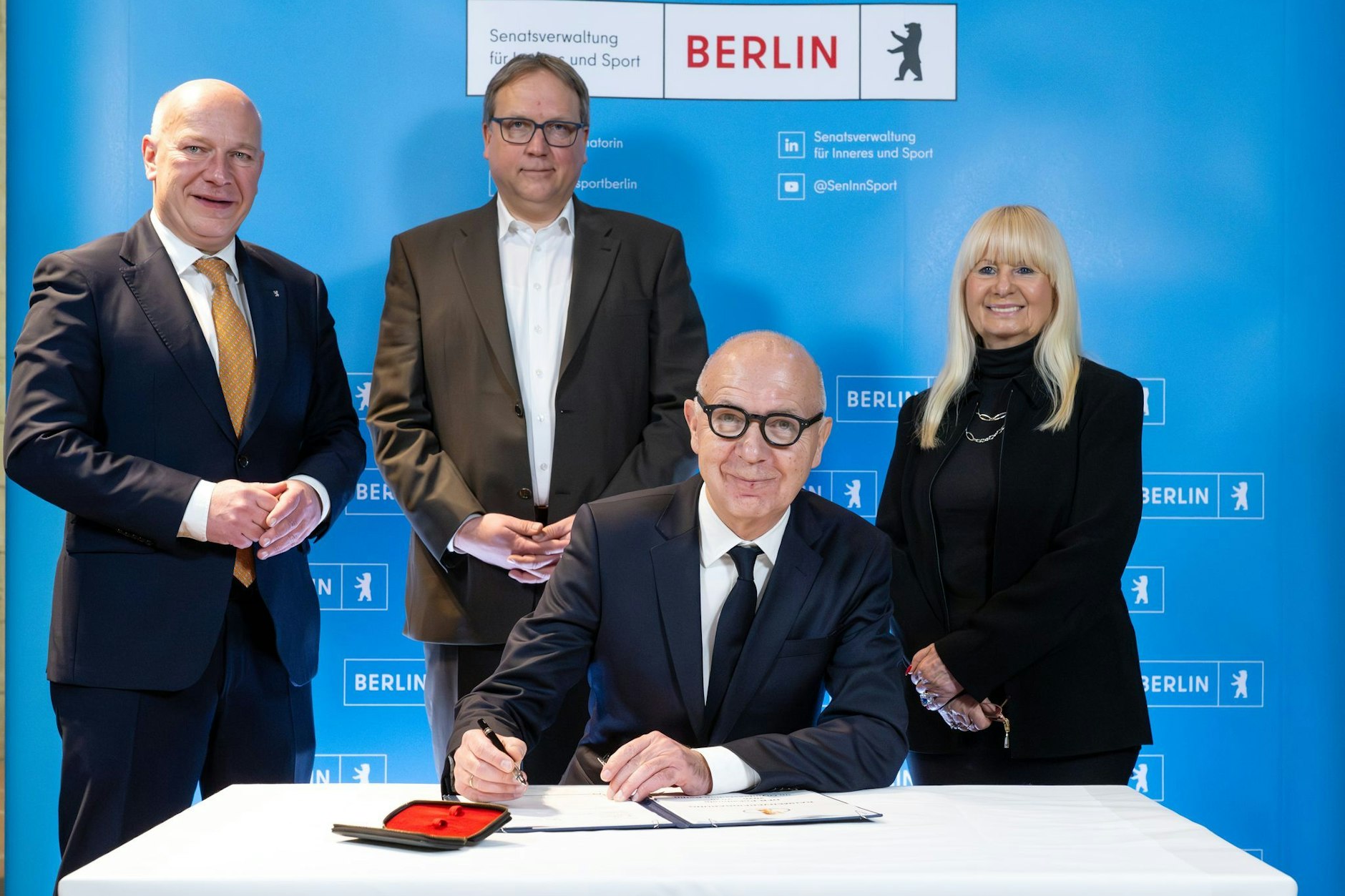 Das DFB-Pokalfinale findet bis 2030 im Olympiastadion statt. Berlin und der DFB haben den Vertrag unterzeichnet.