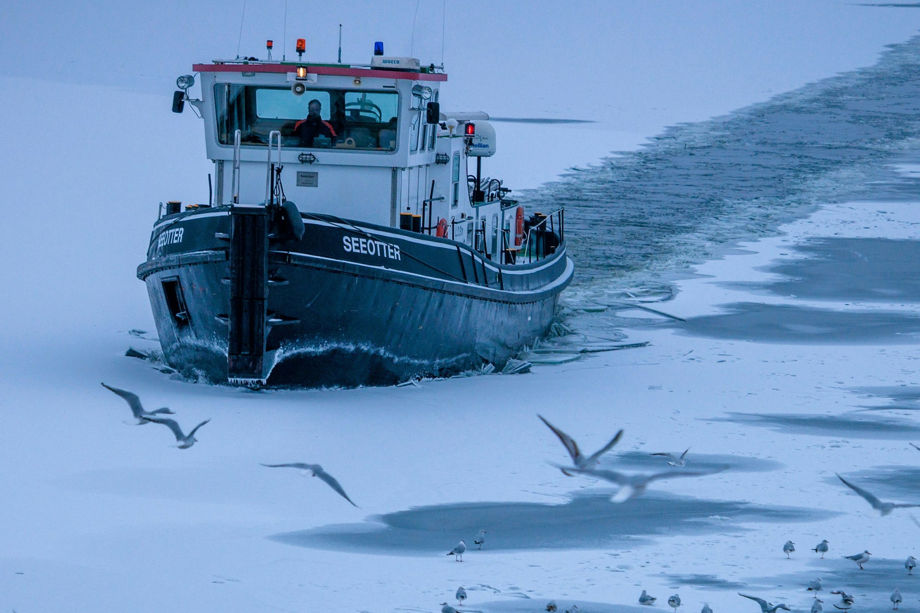 Der Eisbrecher „Seeotter“ fährt durch zugefrorene Flächen der Spree in der Rummelsburger Bucht.