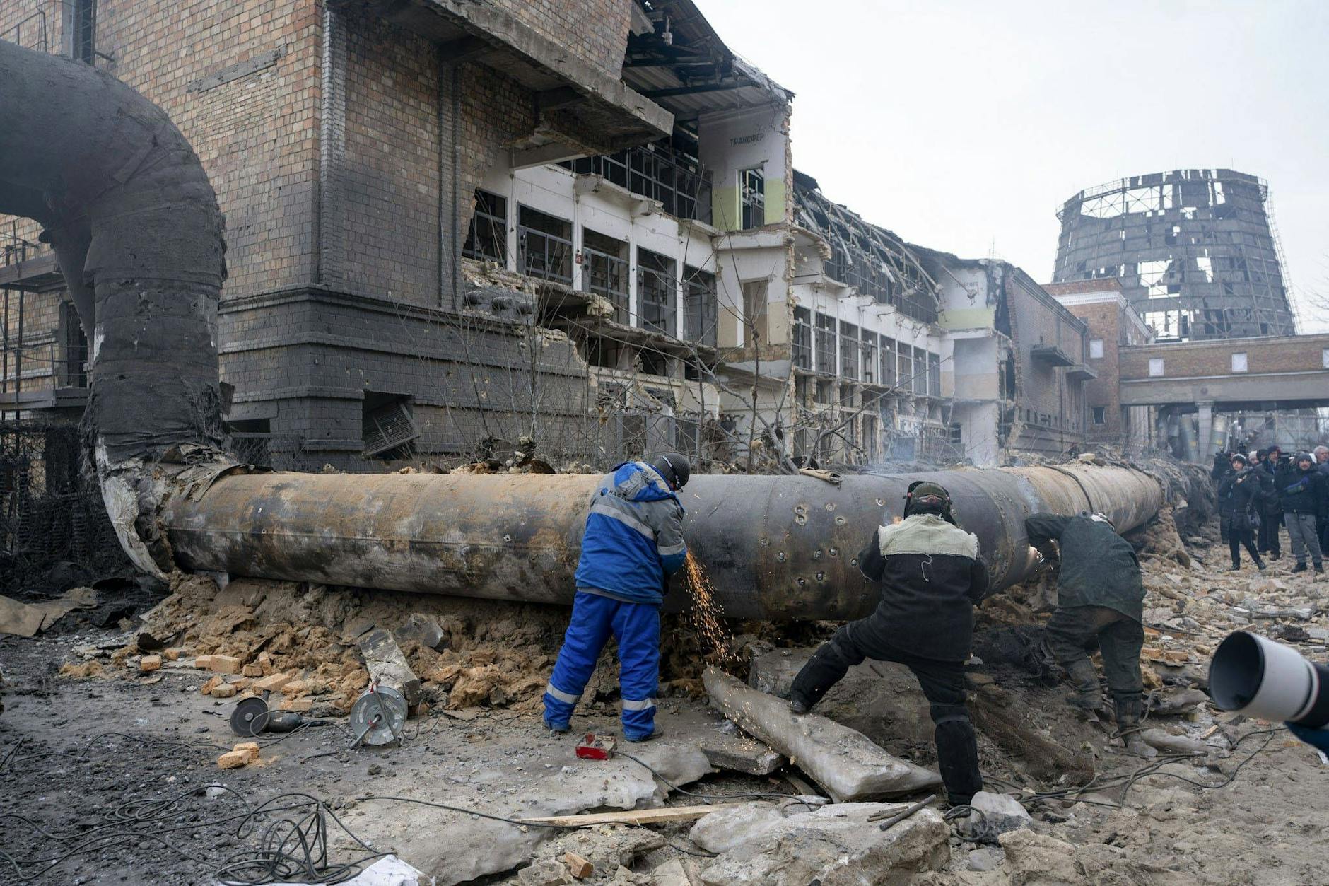 Die neue Weltunordnung hat den Krieg nach Europa zurückgebracht: Aufräumarbeiten an einem Kiewer Kraftwerk nach russischen Angriffen