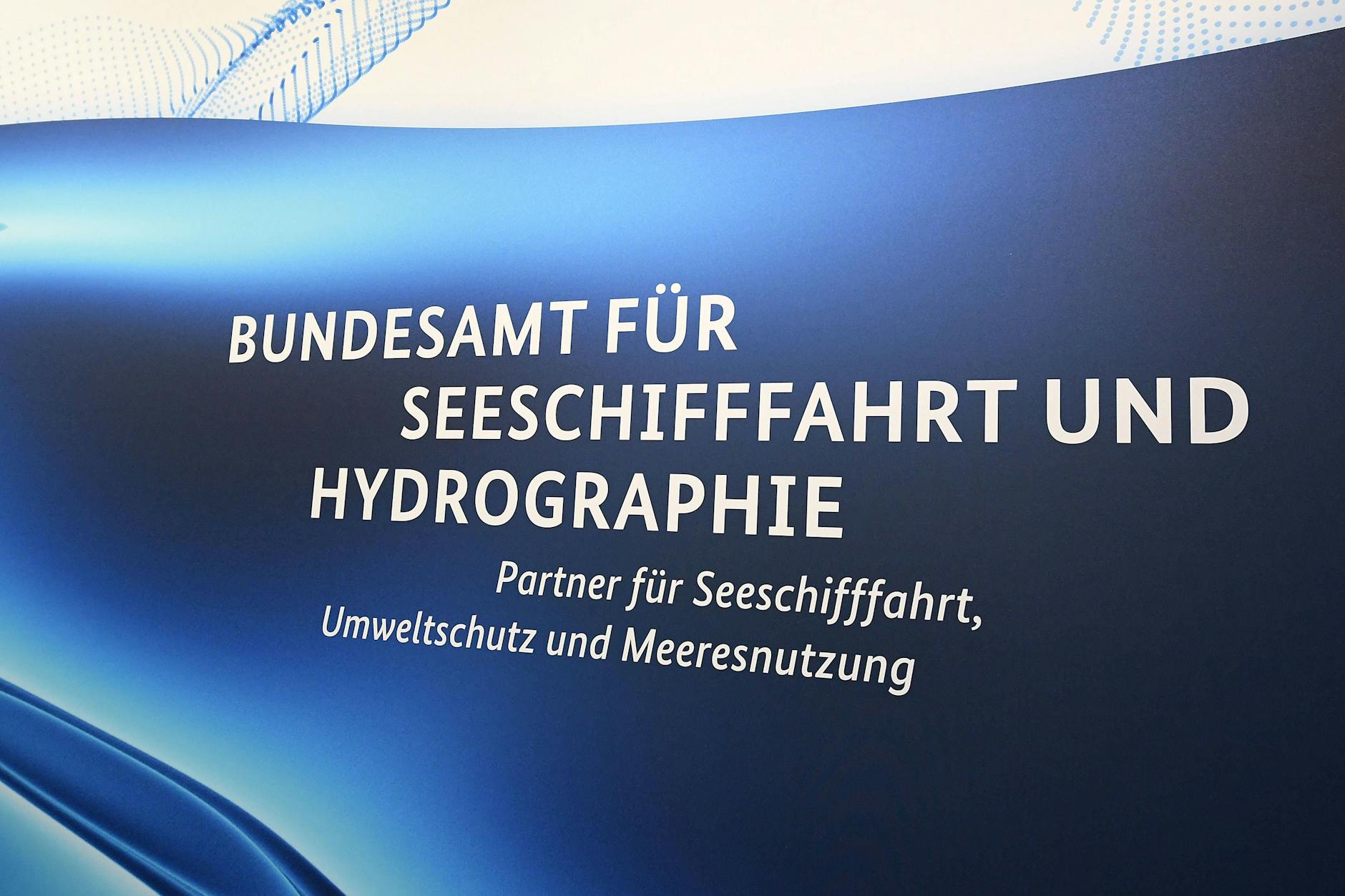 Ein Schriftzug des Bundesamts für Seeschifffahrt und Hydrographie.