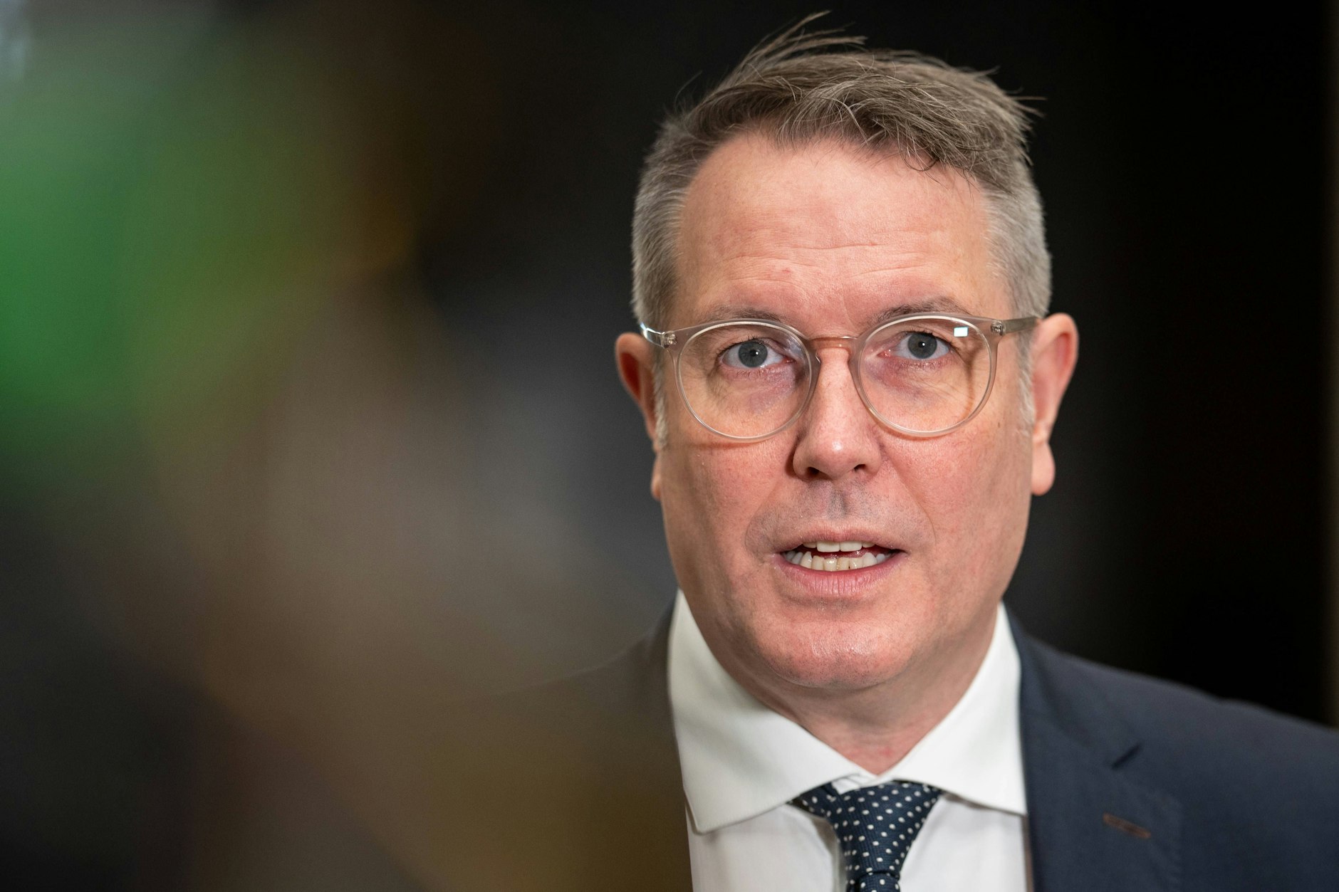 Alexander Schweitzer, der Ministerpräsident Rheinland-Pfalz, fordert nach tödlichem Angriff auf Zugbegleiter Bodycams und mehr Personal.