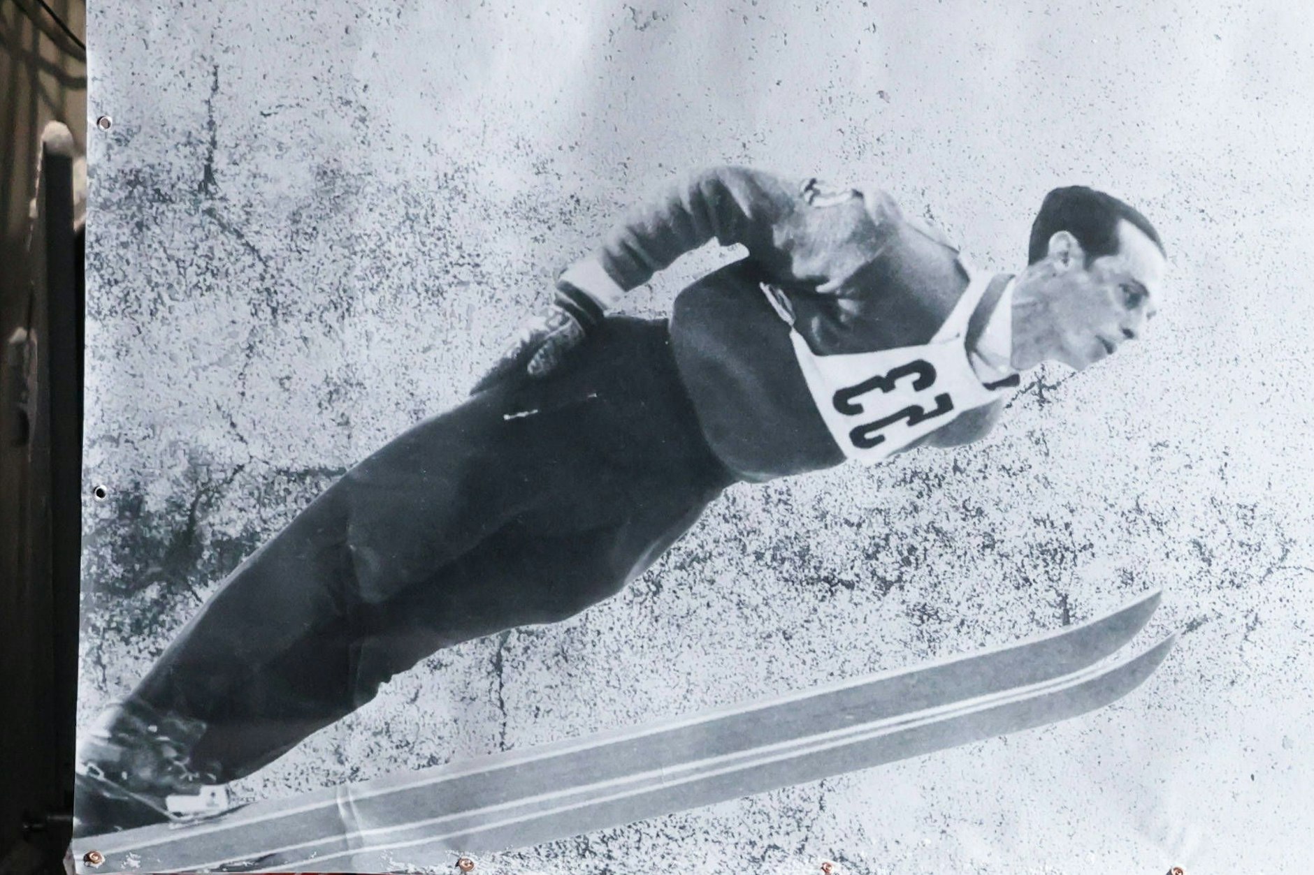 Skispringer Harry Glaß ist der erste DDR-Sportler, der bei Olympischen Winterspielen eine Medaille gewinnt. 1956 gewinnt er Bronze in Cortina d’Ampezzo.