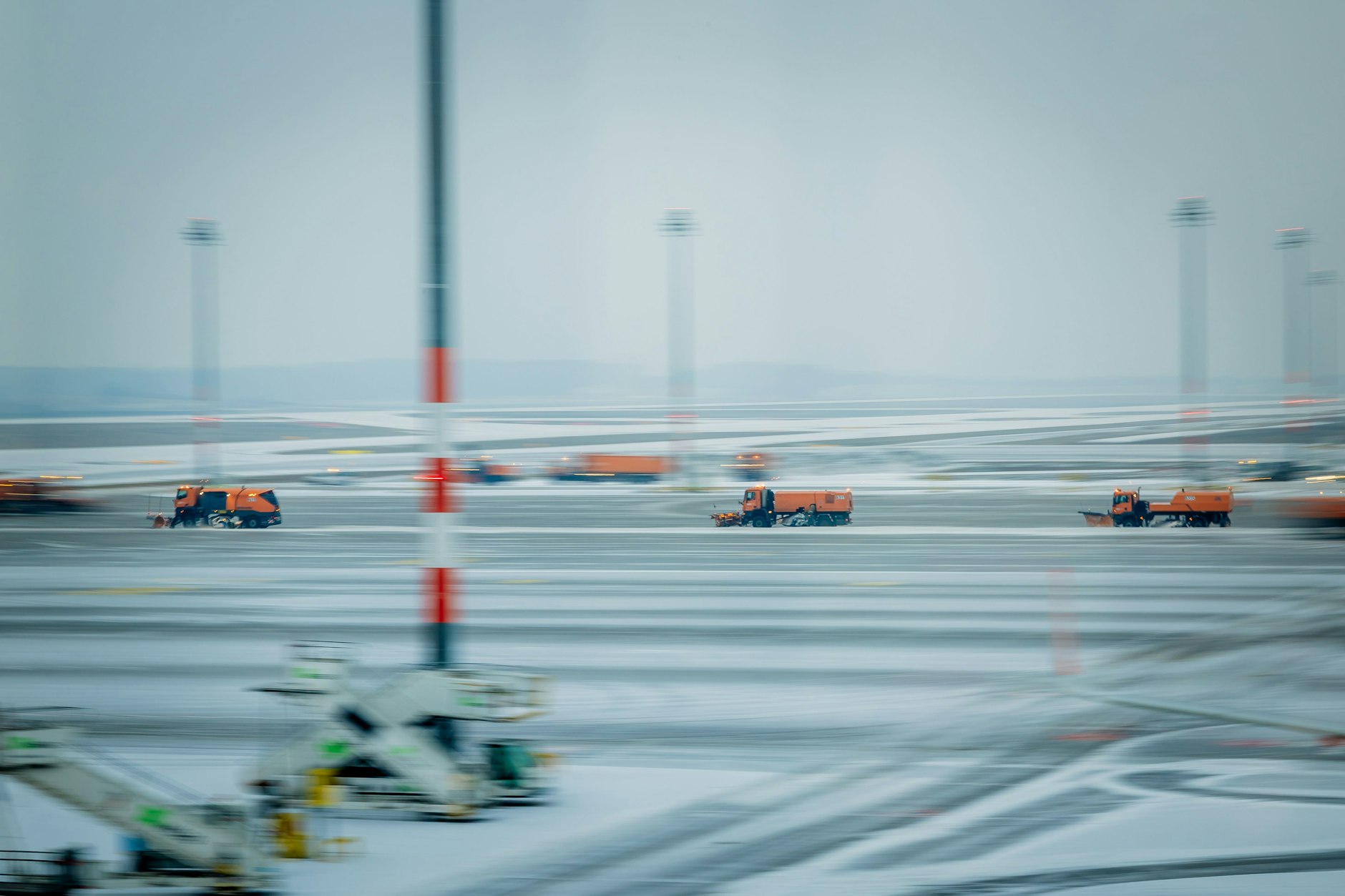 Räumfahrzeuge sind am Hauptstadtflughafen BER am Boden im Einsatz. Aber in die Luft geht am Donnerstagabend niemand mehr. Der Flugverkehr ist aufgrund der Witterung eingestellt worden. 