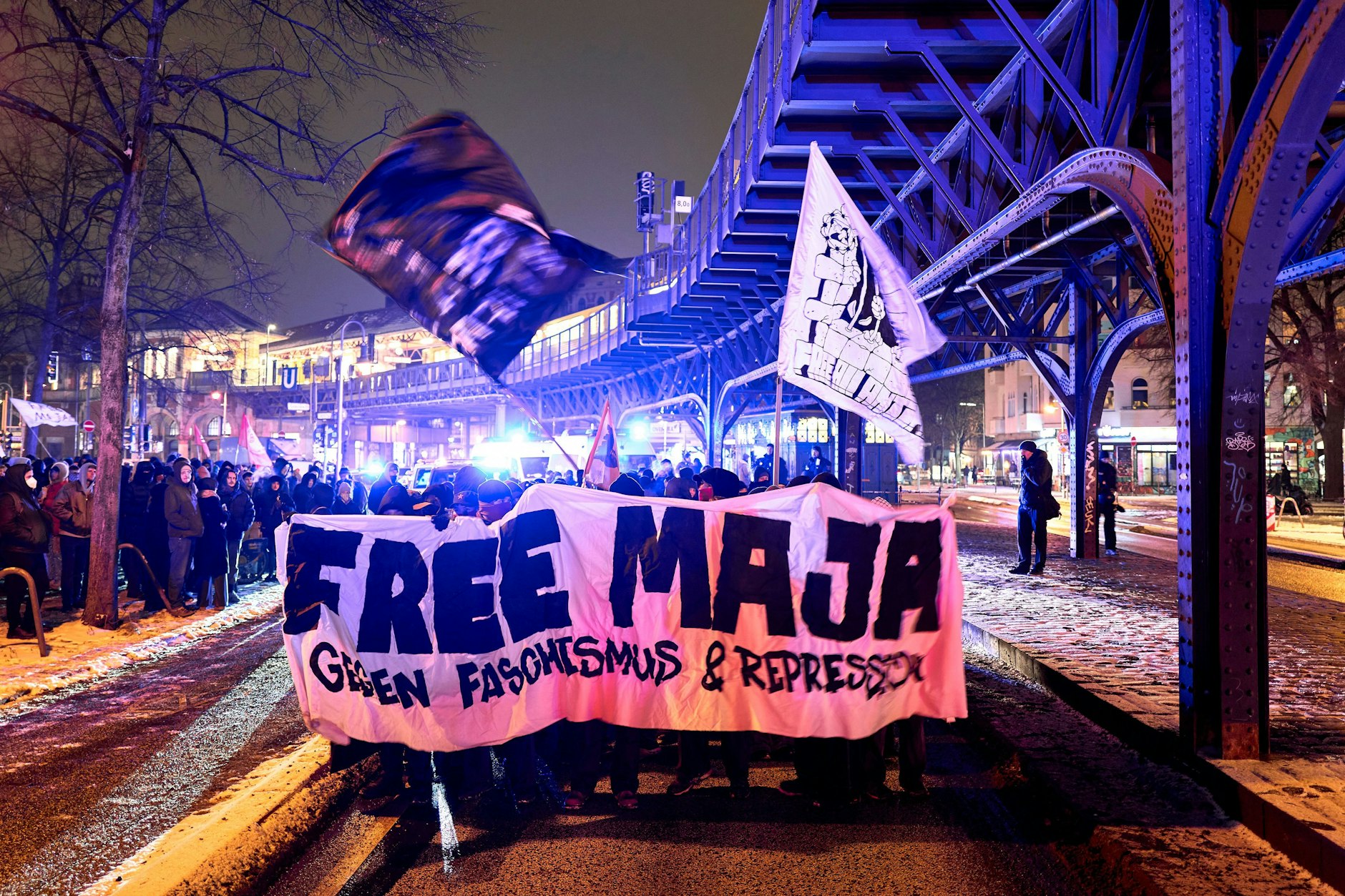 Berlin: Demonstrierende halten ein Transparent mit der Aufschrift „Free Maja“ am Schlesischen Tor.