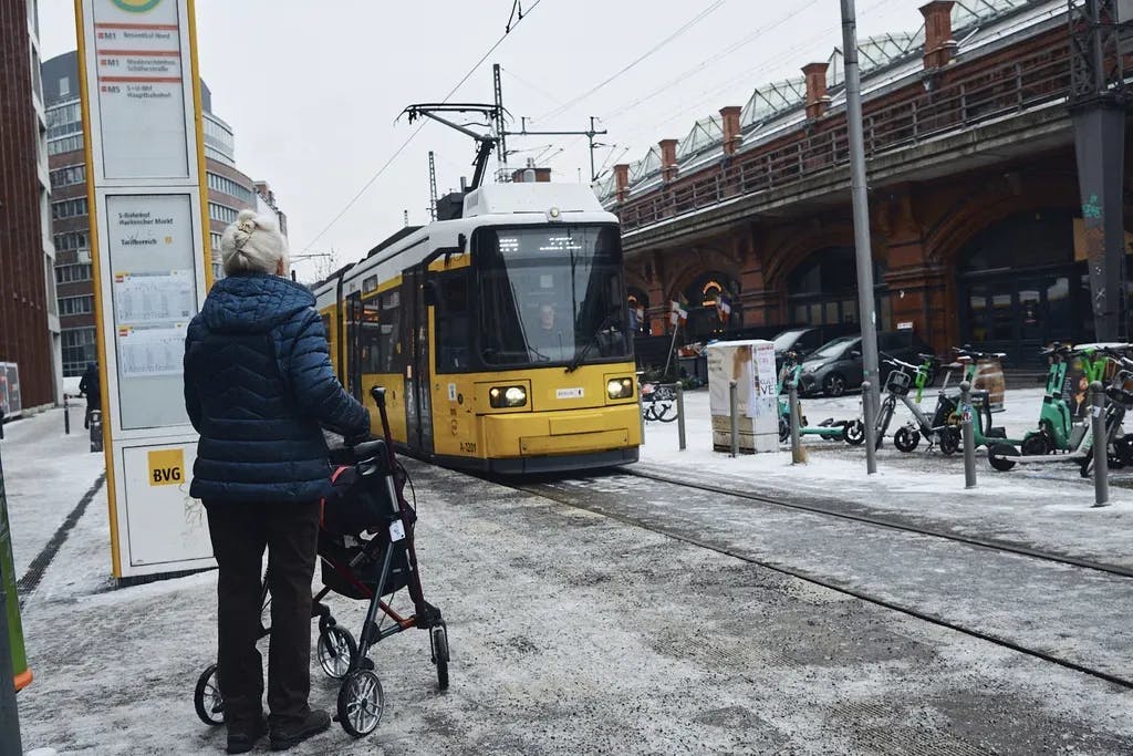 Die supermodernen Trams der BVG kommen schwer durch den Winter.