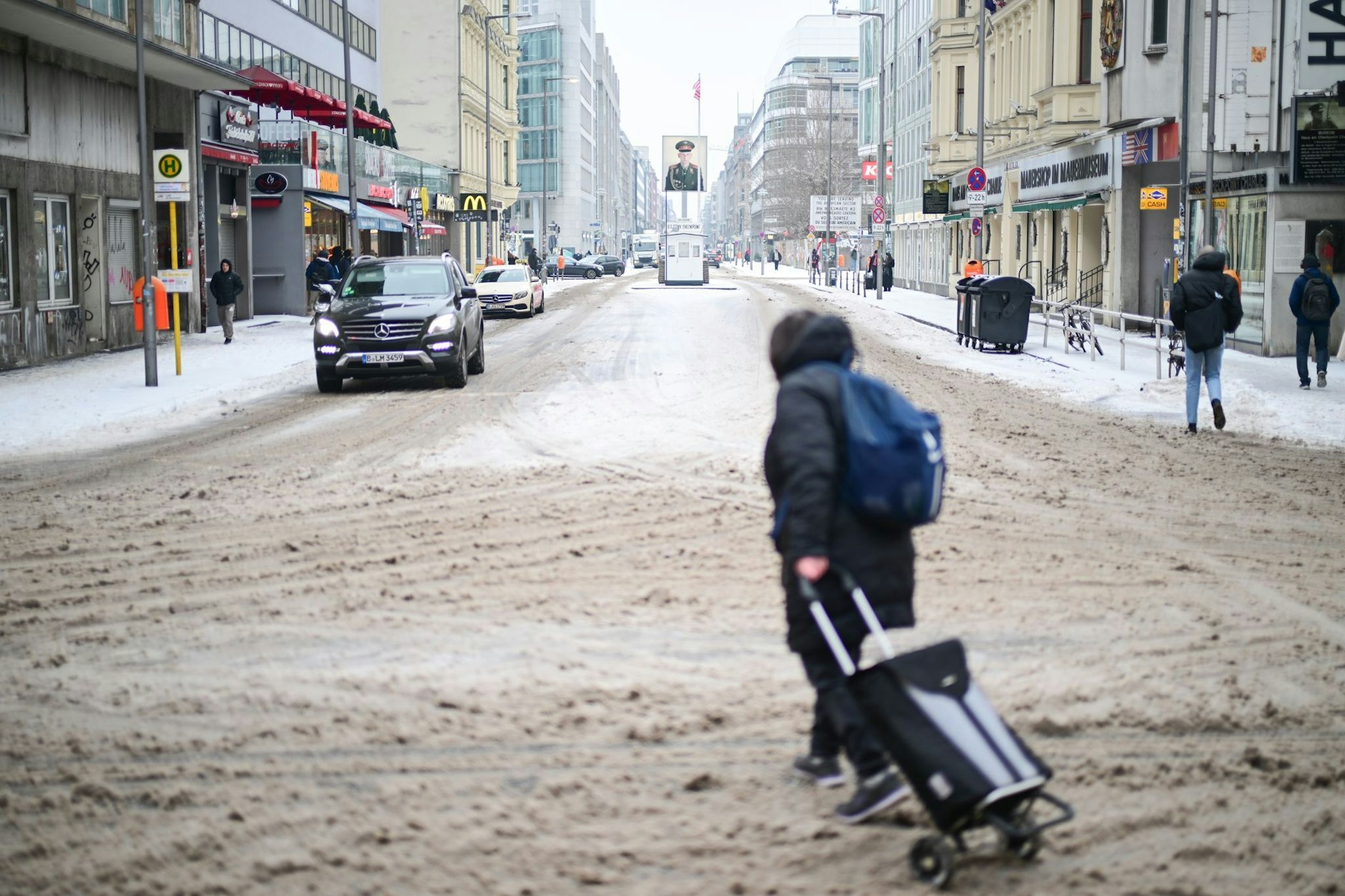 Eine matschige Schneelandschaft: Am Donnerstagvormittag war es eine Zumutung, in Berlin über die Straßen zu kommen. Überall matschiger Schnee, die BSR kam mit dem Freimachen der Straßen nicht hinterher.