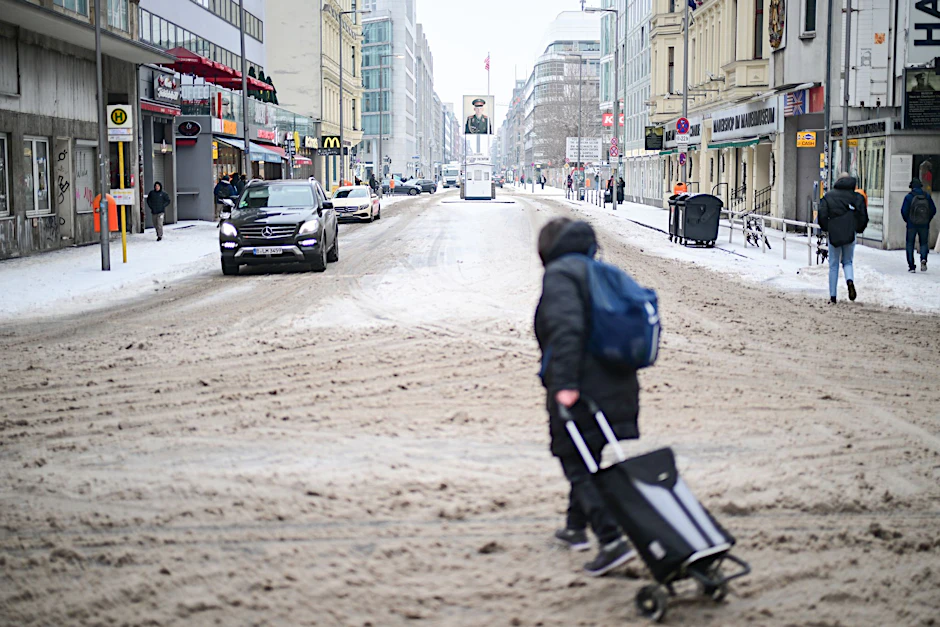 Eine matschige Schneelandschaft: Am Donnerstagvormittag war es eine Zumutung, in Berlin über die Straßen zu kommen. Überall matschiger Schnee, die BSR kam mit dem Freimachen der Straßen nicht hinterher.