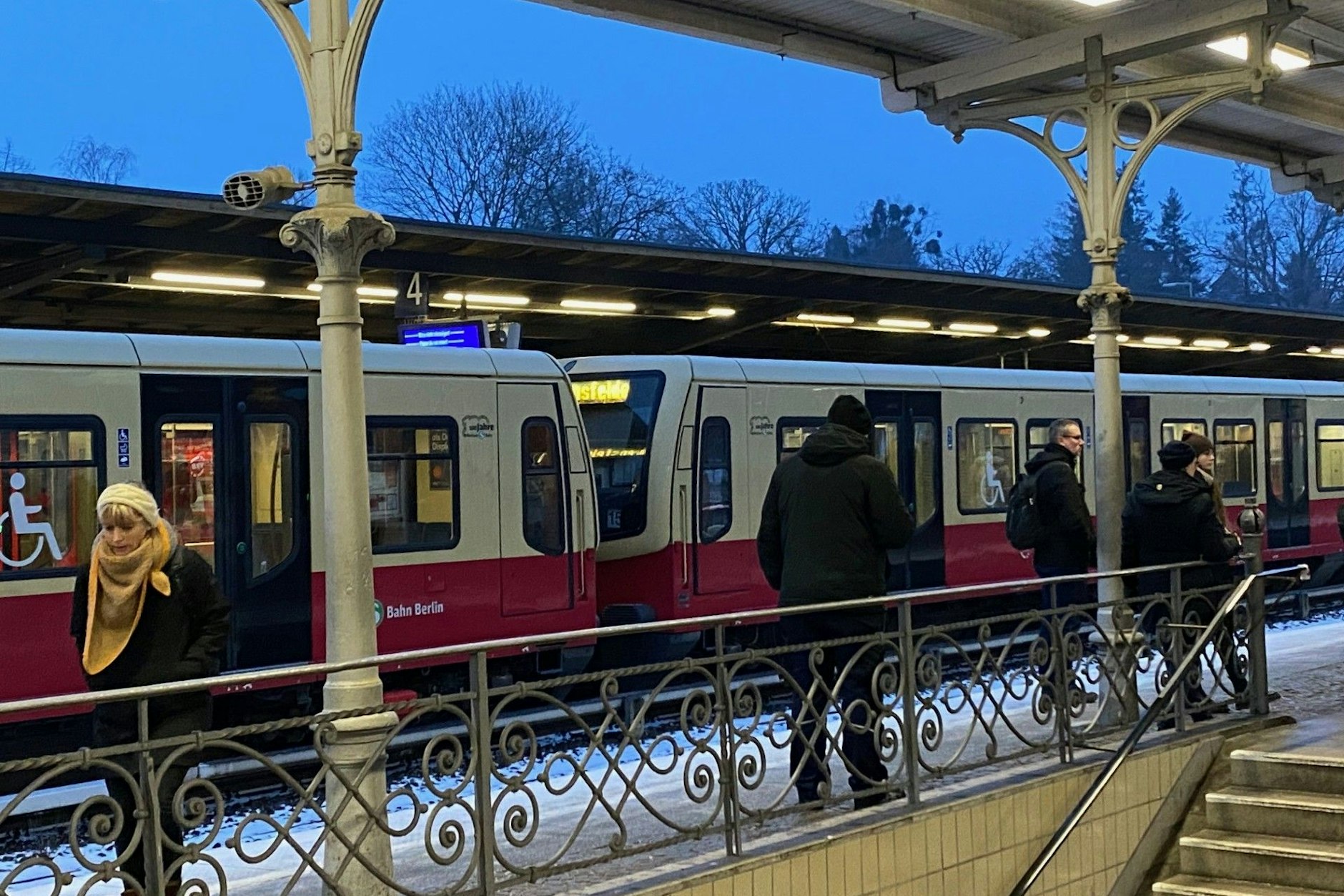 Fahrgäste am S-Bahnhof Wannsee verlassen die S7 und müssen auf die S1 oder die Regionalbahn ausweichen.