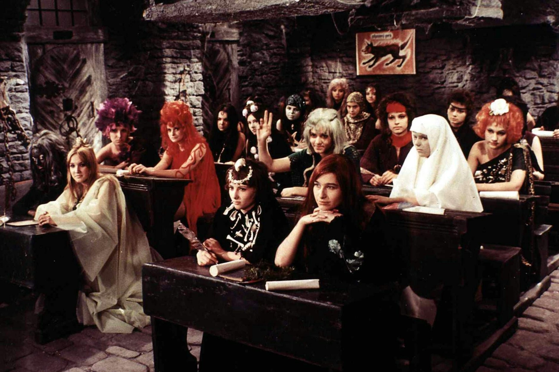 Blick in die Hexenschule aus „Das Mädchen auf dem Besenstiel“: Saxana (Petra Černocká) ist in ihrer Klasse die schlechteste und faulste Hexe.